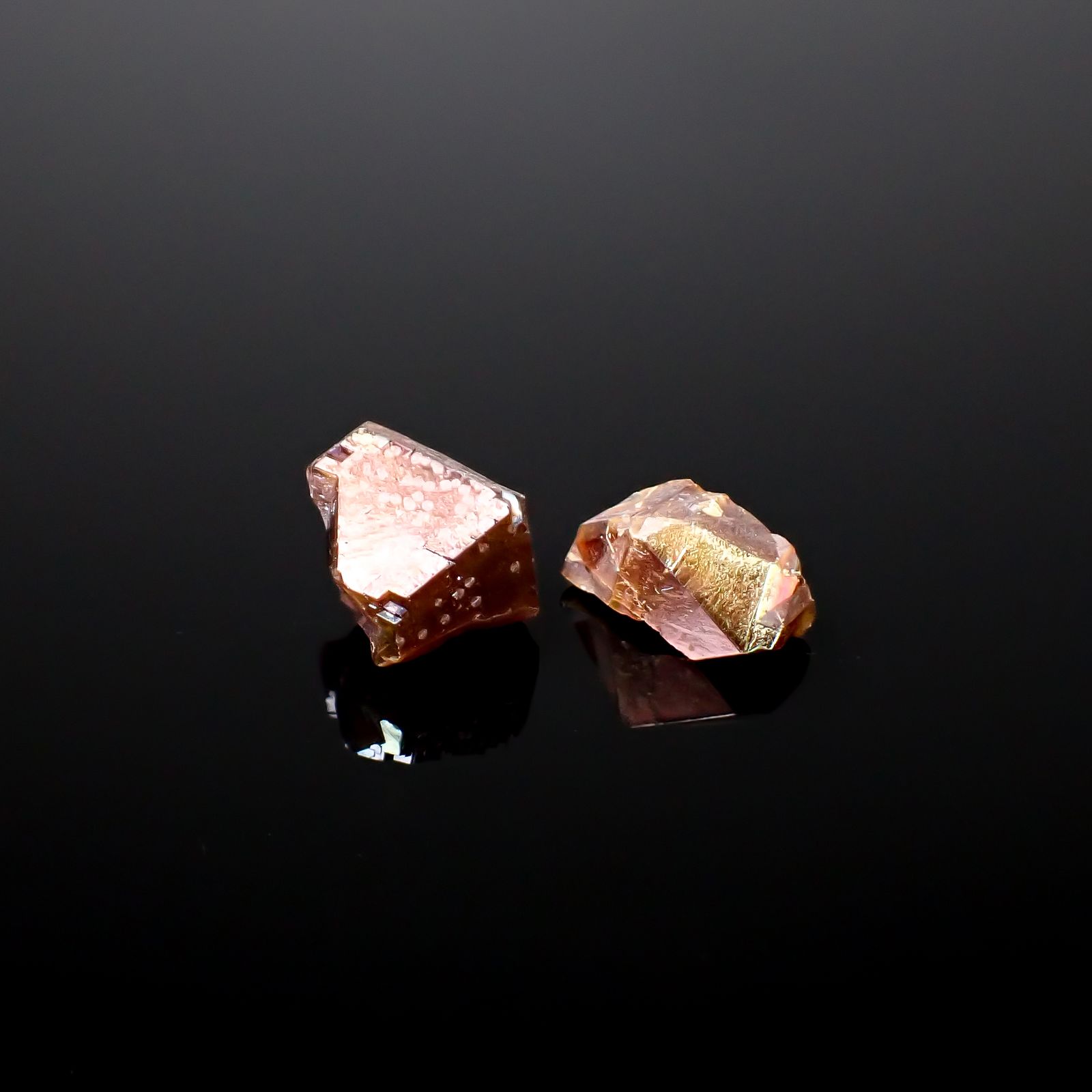 レインボーガーネット原石2個セット 日本・奈良県産 16.15ct(2pcs合計) / 12.8-13.5x6.6-10.5mm前後 [260432078]