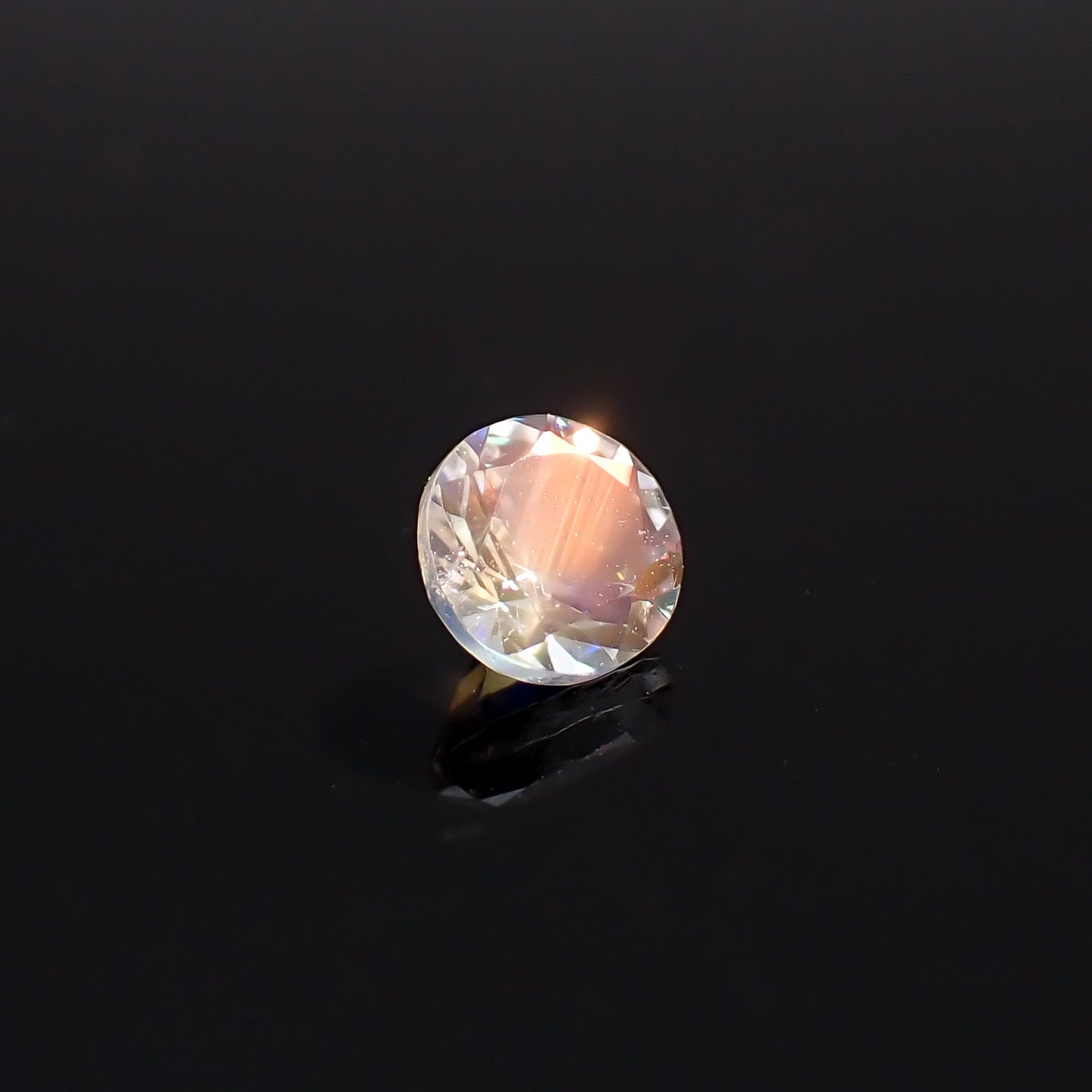 レインボームーンストーン マダガスカル産 0.51ct / 5.1x5.1mm前後 [260632389]