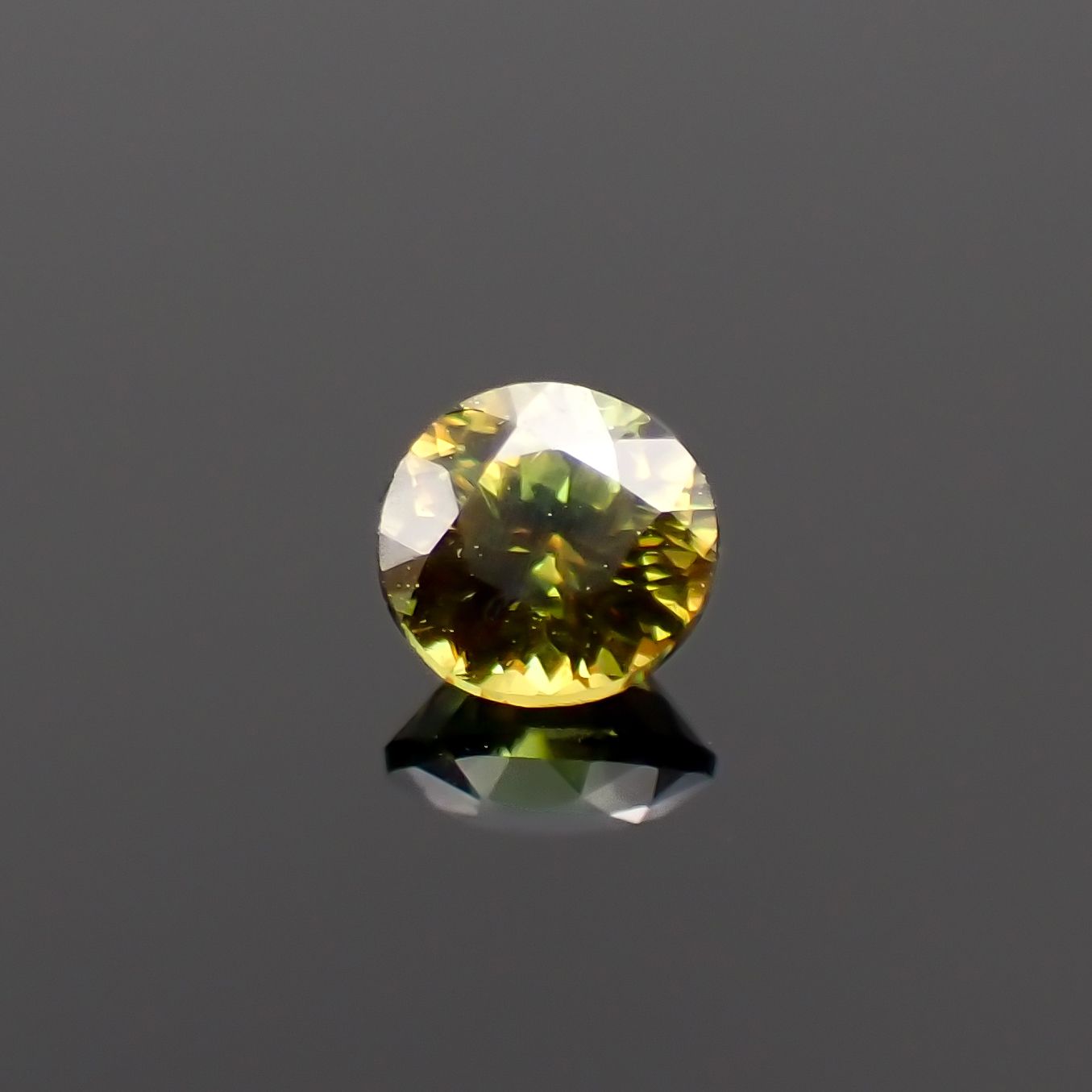 カラーチェンジスフェーン パキスタン産 0.17ct[230522189]3.2x3.2mm前後