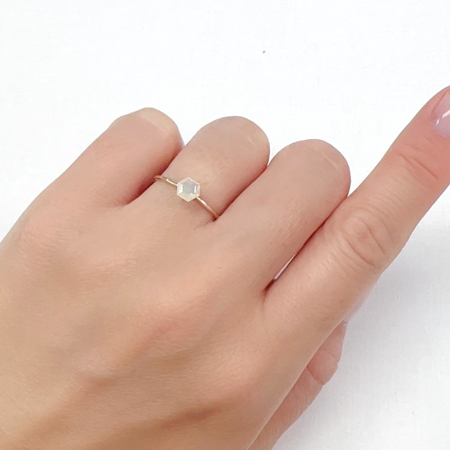 ◇ヘキサゴンカット◇エチオピアオパール エチオピア産 0.24ct[240226216]4.8x4.7mm前後