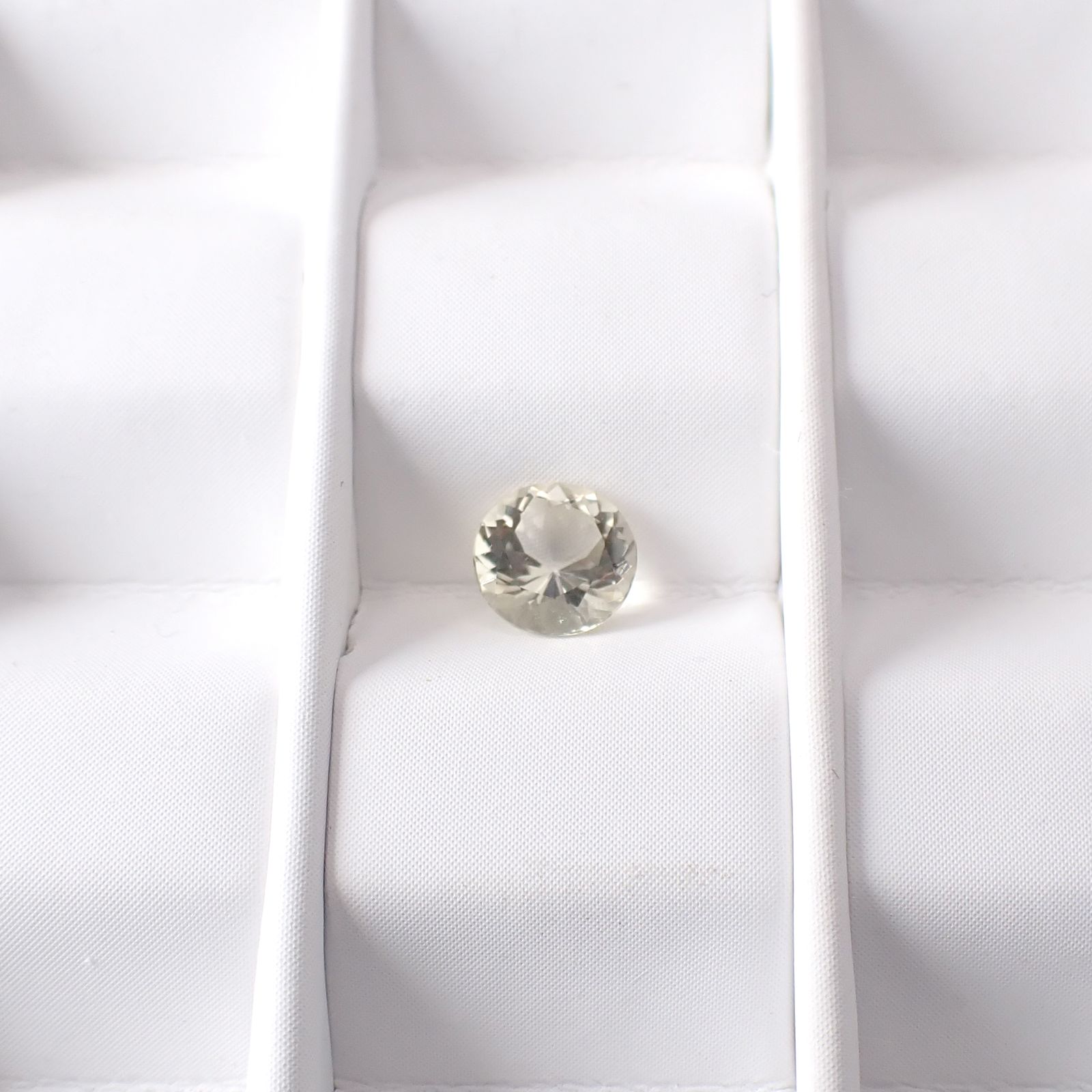 イエロースキャポライト(宝石名イエロー・スキャポライト)タンザニア産 識別済 0.37ct / 4.9x4.9mm前後 [251118026]