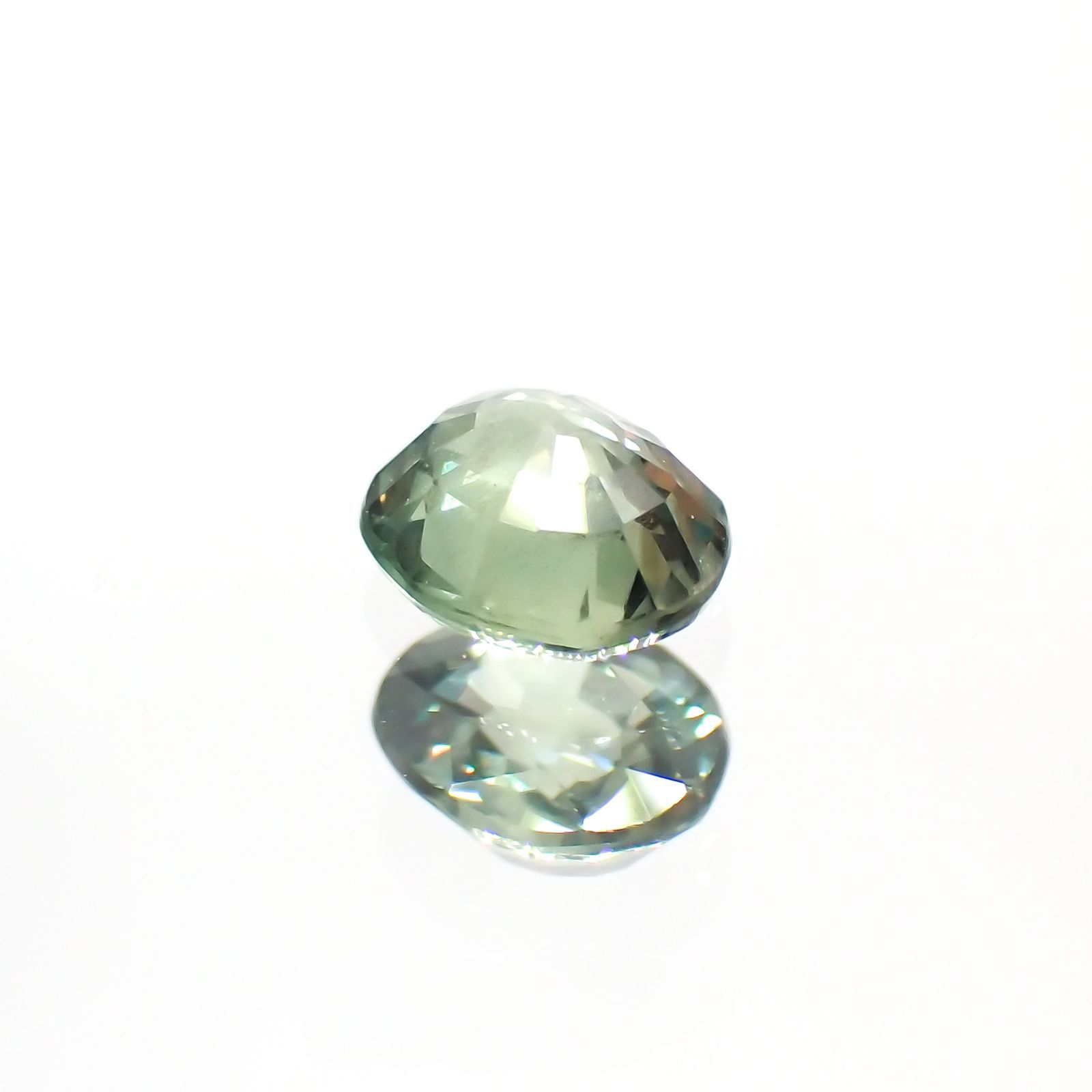 アレキサンドライト(宝石名アレキサンドライト) マダガスカル産 0.342ct ソ付(彩珠)[20117000]4.5×3.7mm前後