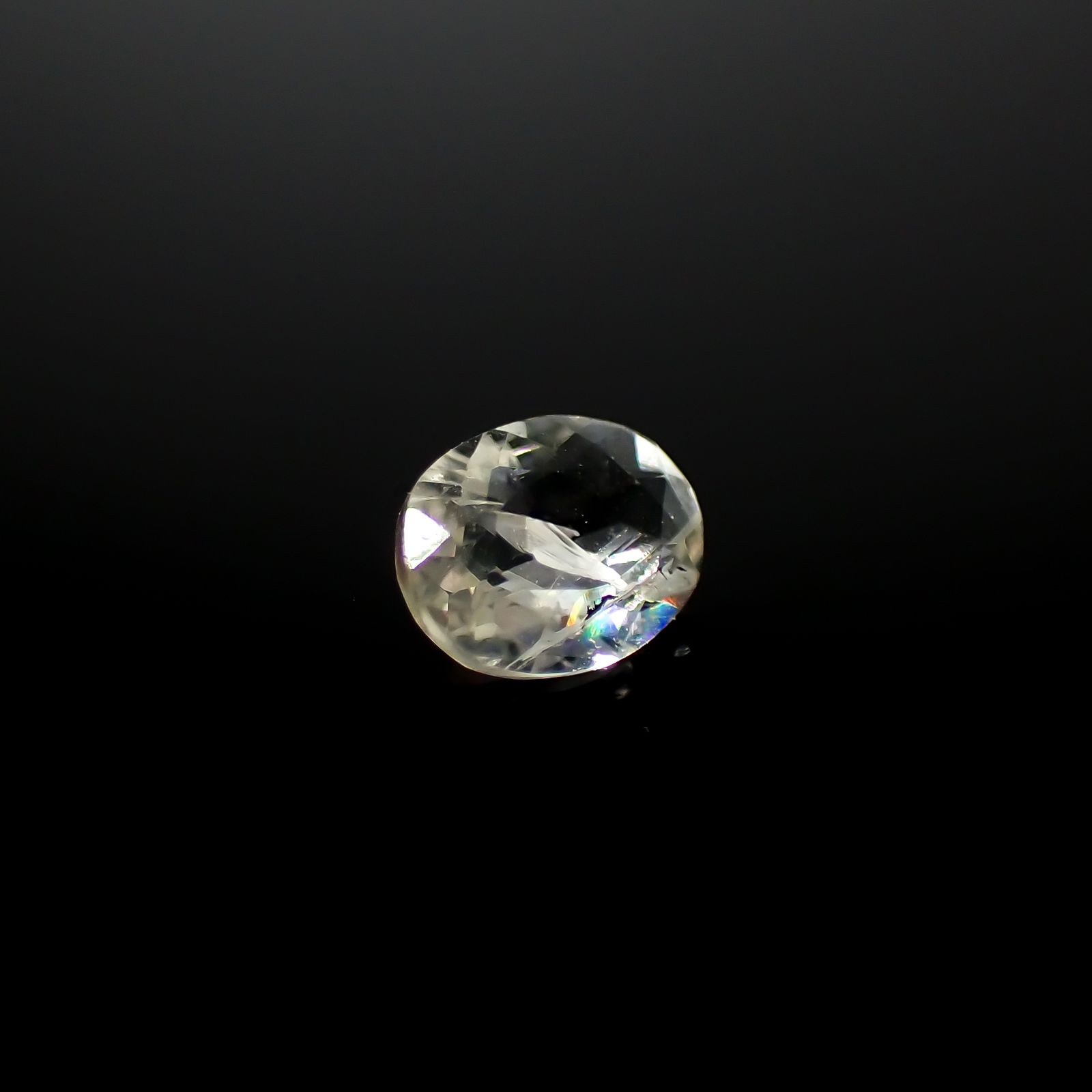 リューサイト 遊色効果あり(宝石名リューサイト)イタリア産 0.25ct 識別済[240628416]5x3.9mm前後