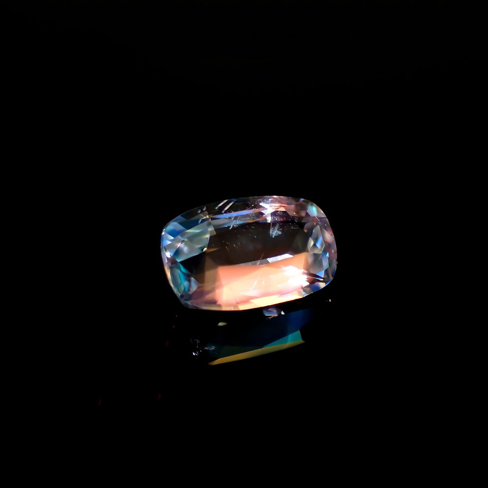 レインボームーンストーン(宝石名ラブラドライト) マダガスカル産 1.268ct ソ付(彩珠)[210712182]8.7×5.6mm前後
