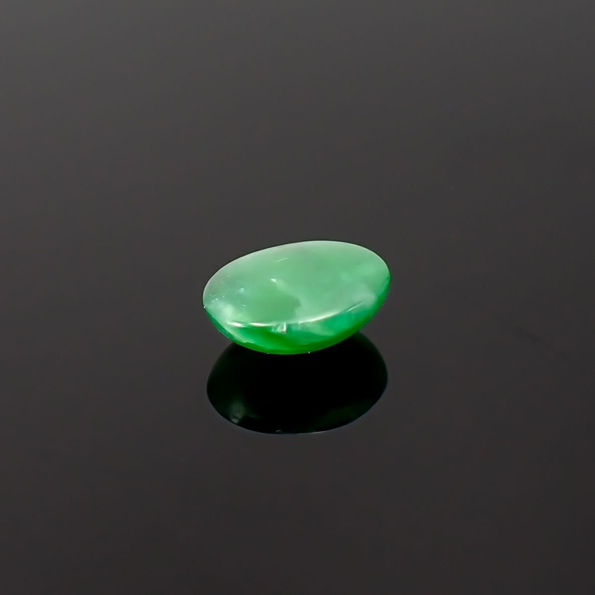 翡翠 ビルマ産 0.63ct / 6.2x4.9mm前後 [260532110]