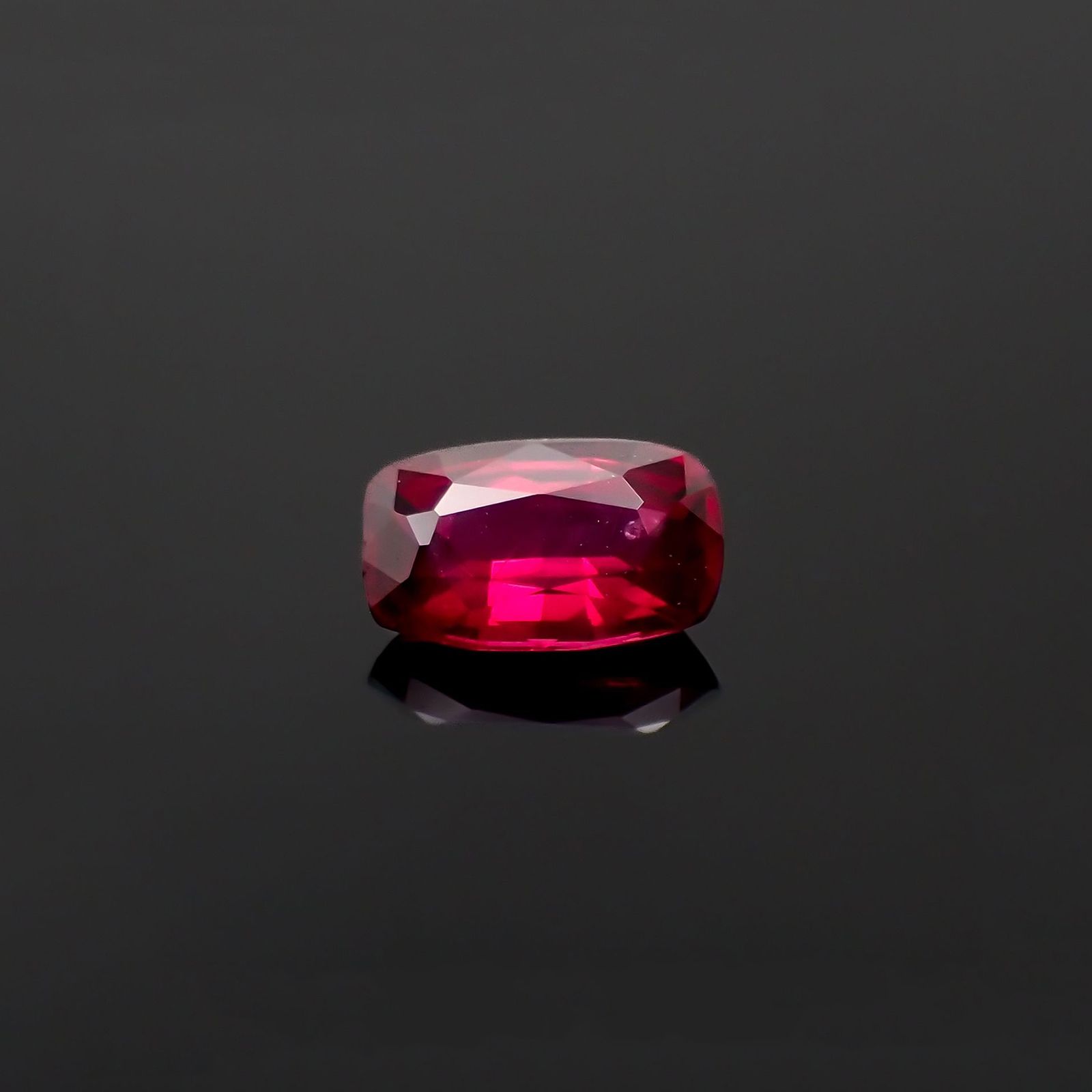 ルビー 非加熱 マダガスカル産 0.33ct / 5.1x3.1mm前後 [230622340]