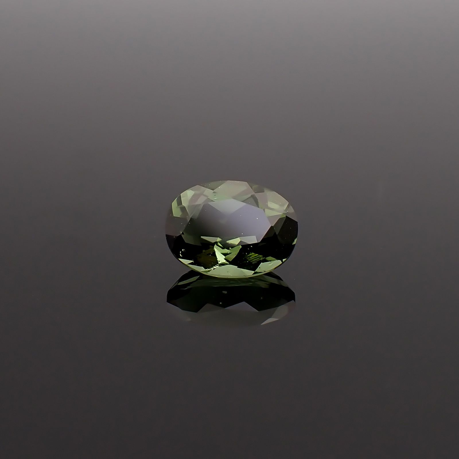 モルダバイト 発見地：旧チェコスロバキア 1.16ct / 8.2x6.2mm前後 [260832690]