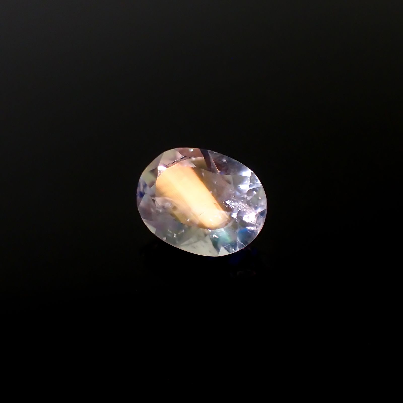 レインボームーンストーン タンザニア産 0.67ct[231023578]6.7x5.2mm前後