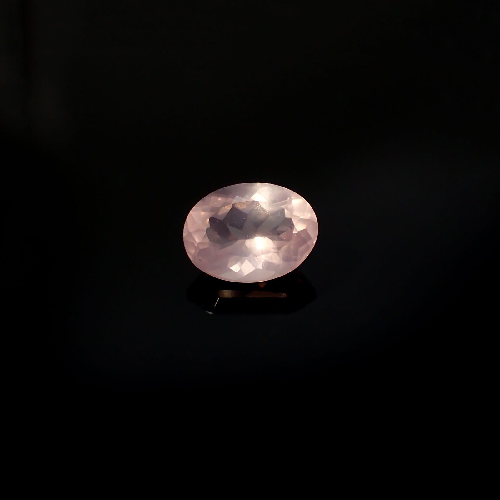 ディープローズクォーツ(宝石名ローズ・クォーツ)モザンビーク産 0.72ct 識別済[220616410]6.9x5.2mm前後
