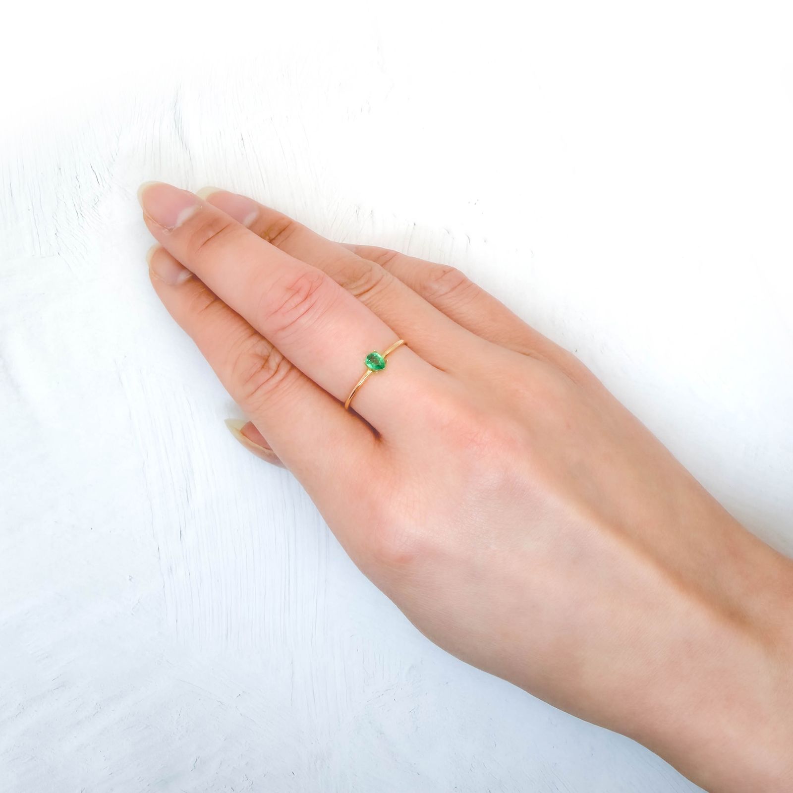 エメラルド コロンビア産 0.16ct / 4.2x3.1mm前後 [260131517]