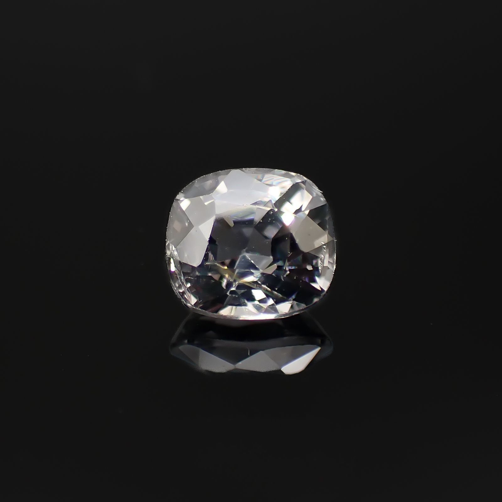 グレースピネル(宝石名スピネル)ビルマ/マダガスカル産 0.89ct 識別済[220817557]5.8x5.2mm前後