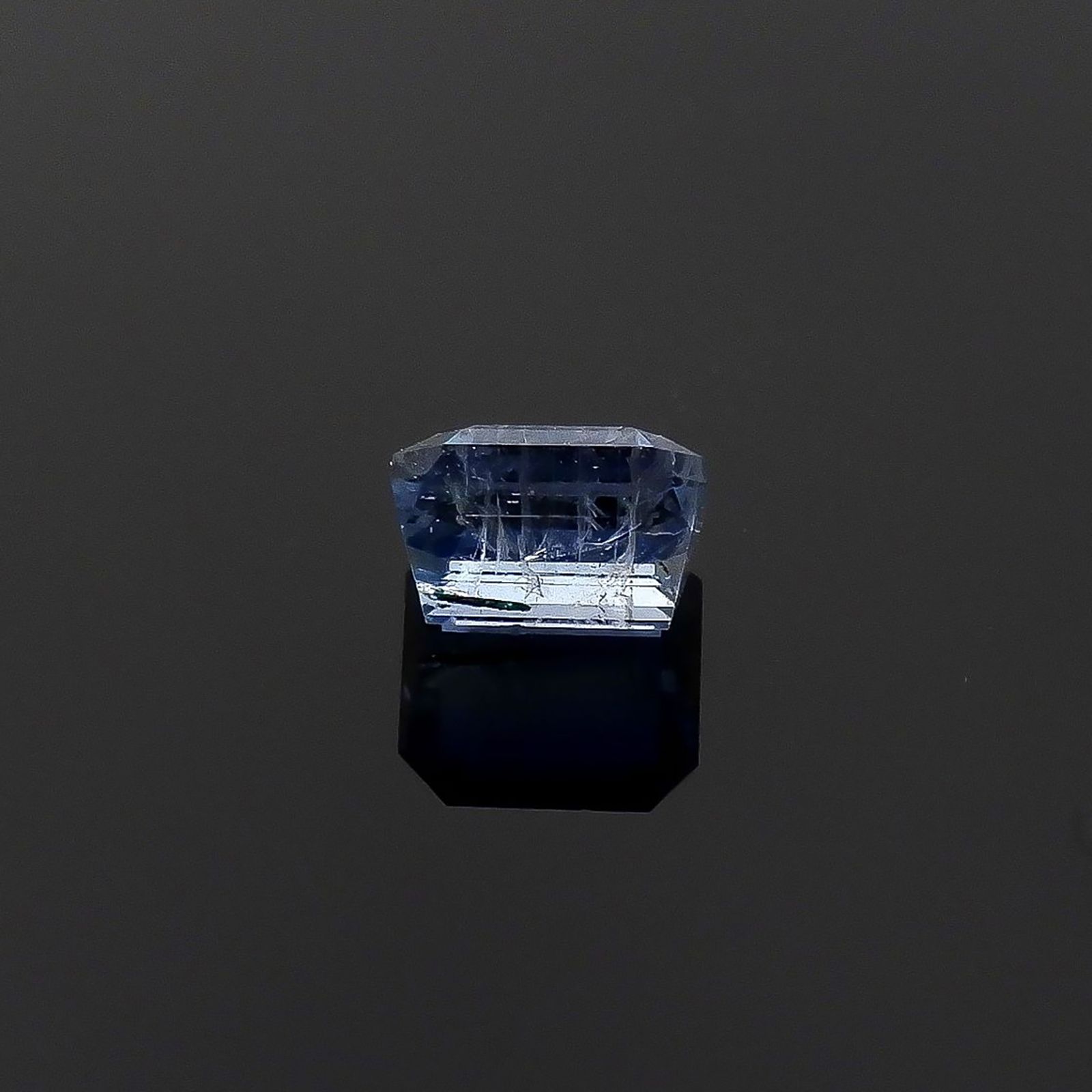 ジェレメジェバイト(宝石名エレメジェバイト)ナミビア産 ソ付(彩珠) 0.508ct / 4.6x4.3mm前後 [220717078]