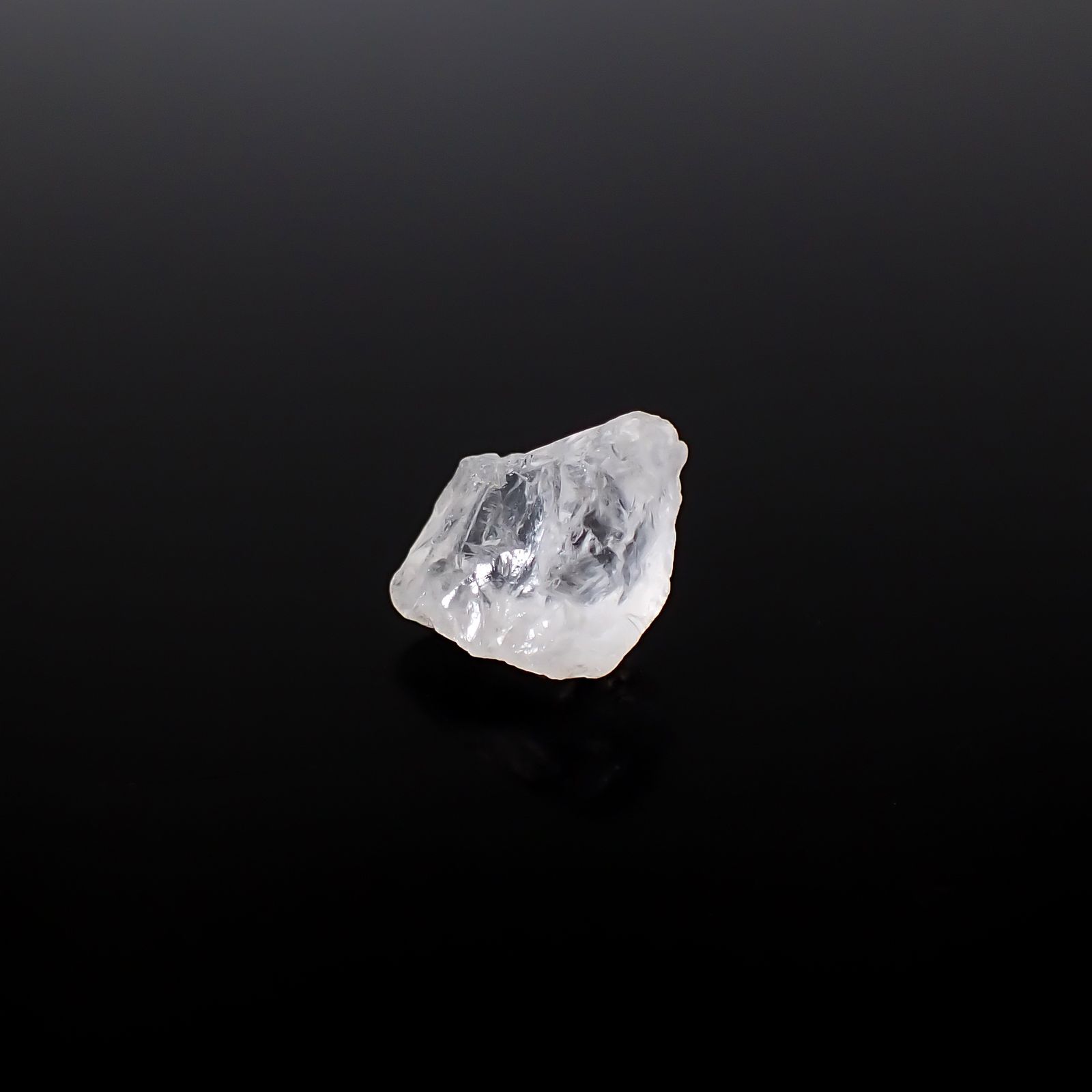 フェナカイト原石 ロシア産 3.98ct / 10x8.4mm前後 [260532181]