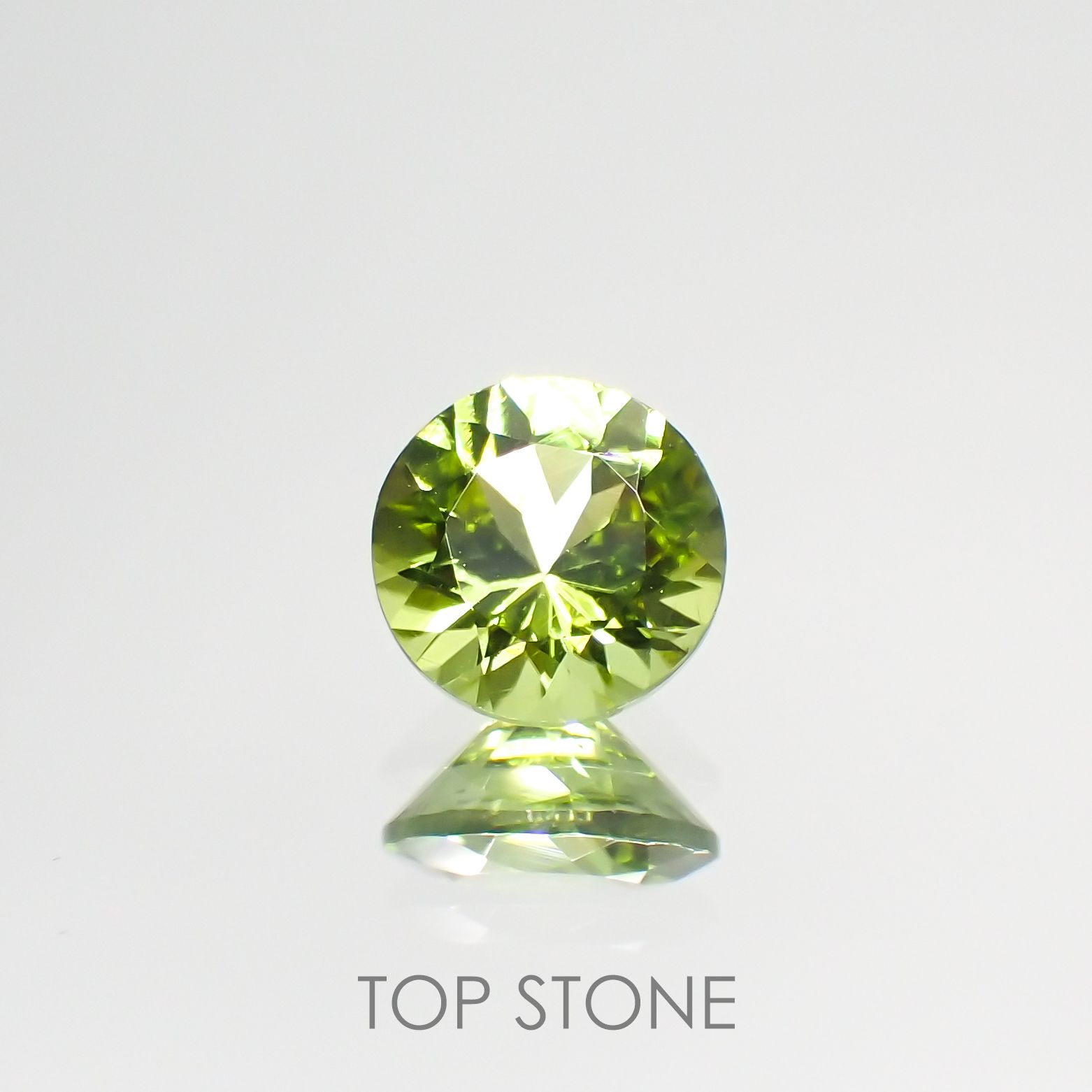 ペリドット(宝石名ペリドット) パキスタン産 1.06ct 識別済[210913076]6.4×6.4mm前後