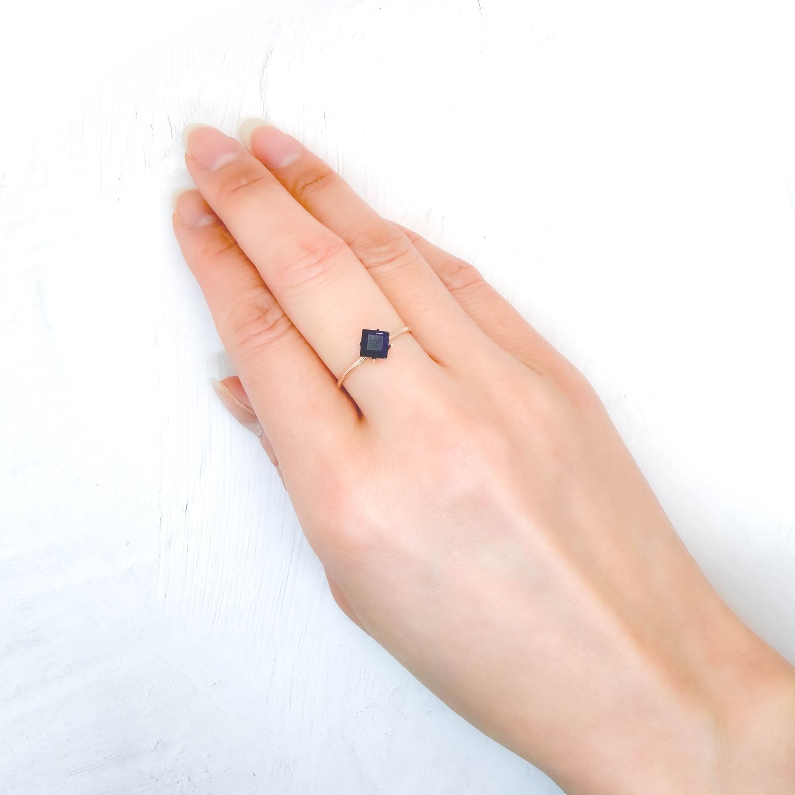 アイオライトサンストーン インド/ブラジル産 0.70ct / 5.1x5.1mm前後 [260231673]