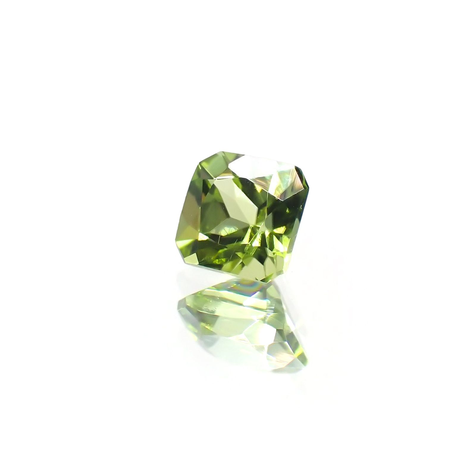 ペリドット(宝石名ペリドット) パキスタン産 識別済 0.76ct / 5.1x5mm前後 [260713489]