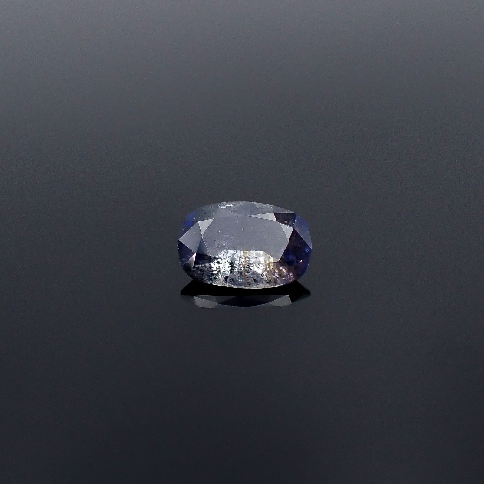 デュモルチェライト 単結晶(宝石名デュモルチェライト)マダガスカル産 ソ付(日独) 0.705ct / 7.1x4.87mm前後 [251231540]