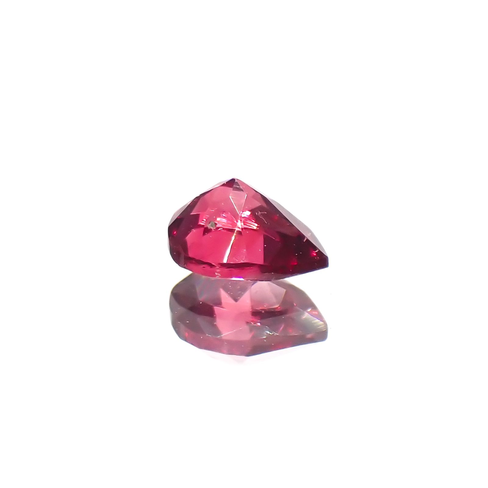 レッドスピネル(宝石名スピネル)タンザニア産 0.19ct 識別済[230522106]4x3.1mm前後
