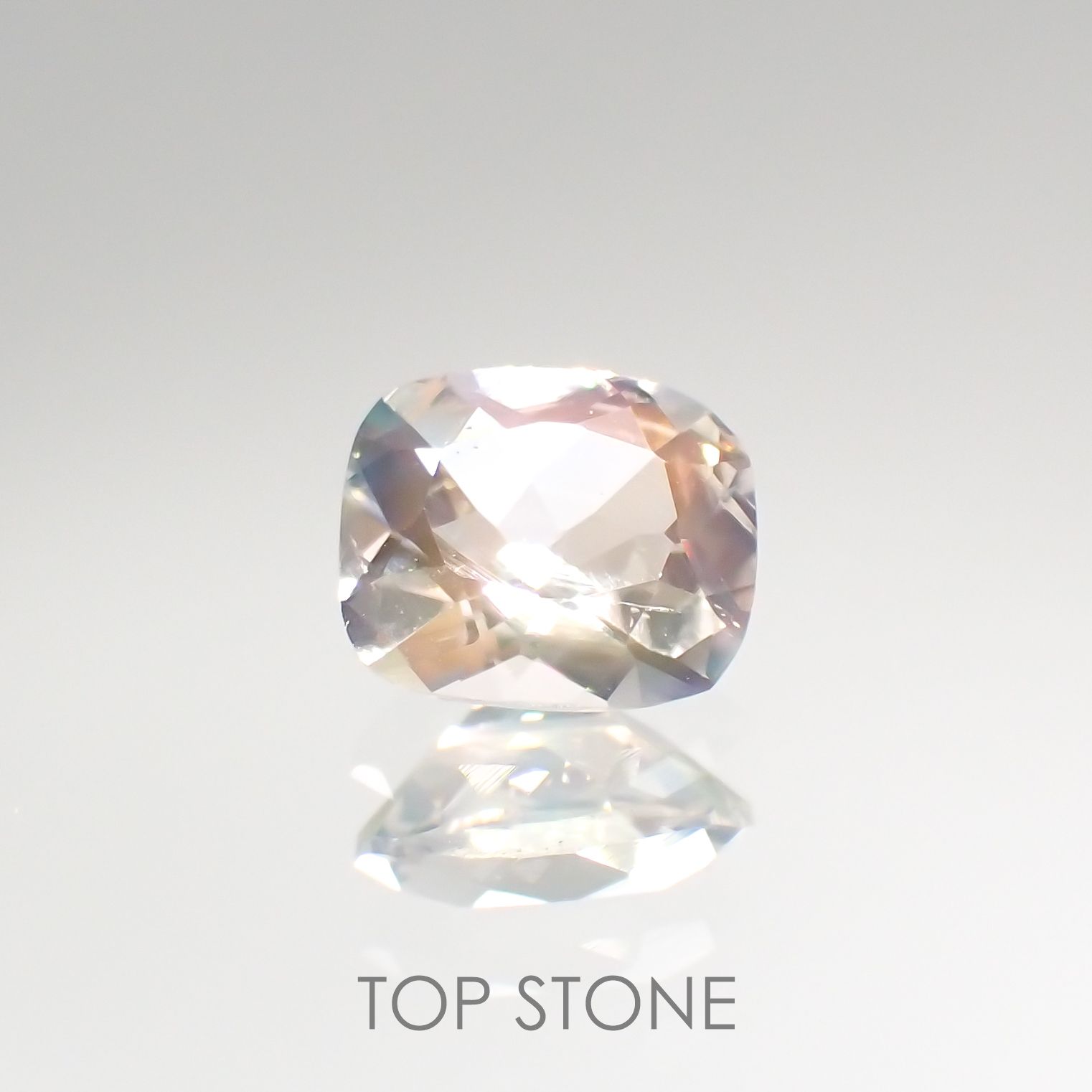 レインボームーンストーン(宝石名ラブラドライト)マダガスカル産 0.6ct 識別済[211113755]6x5.1mm前後
