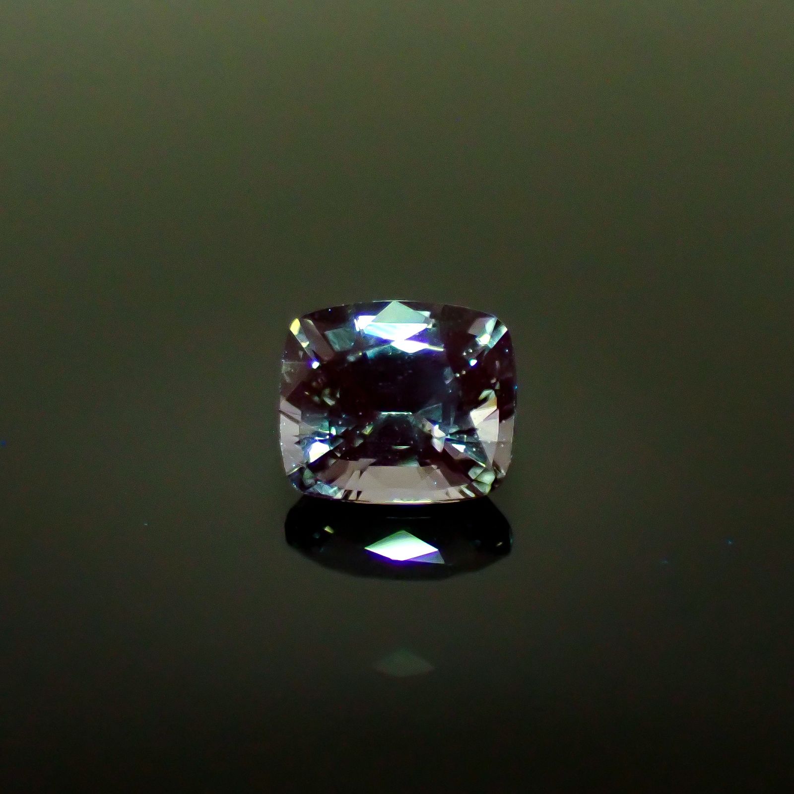 プラチナスピネル(宝石名スピネル)ビルマ産 0.85ct 識別済[250730755]5.8x5mm前後