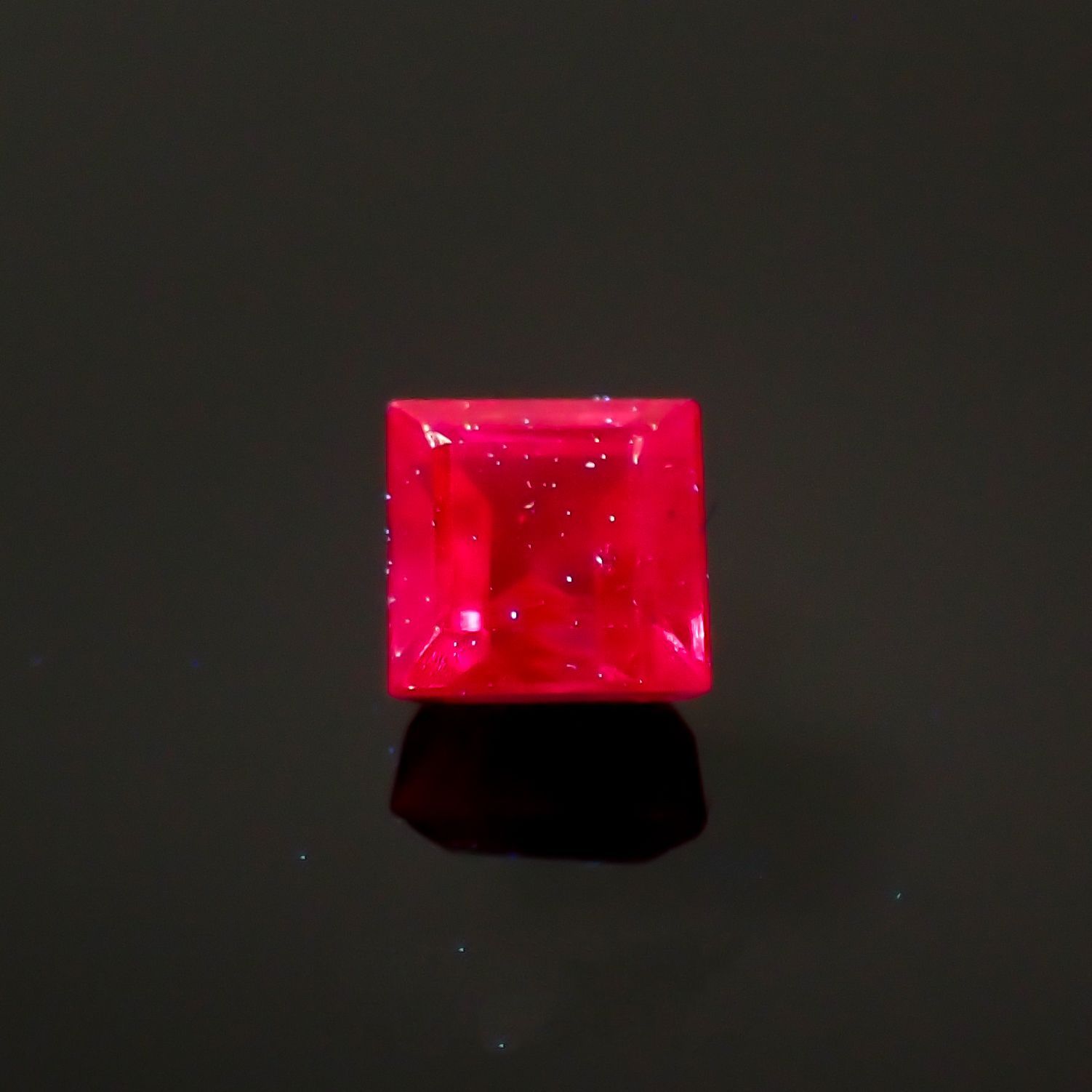 ルビー タイ/ビルマ産 0.17ct[220616360]2.6x2.5mm前後