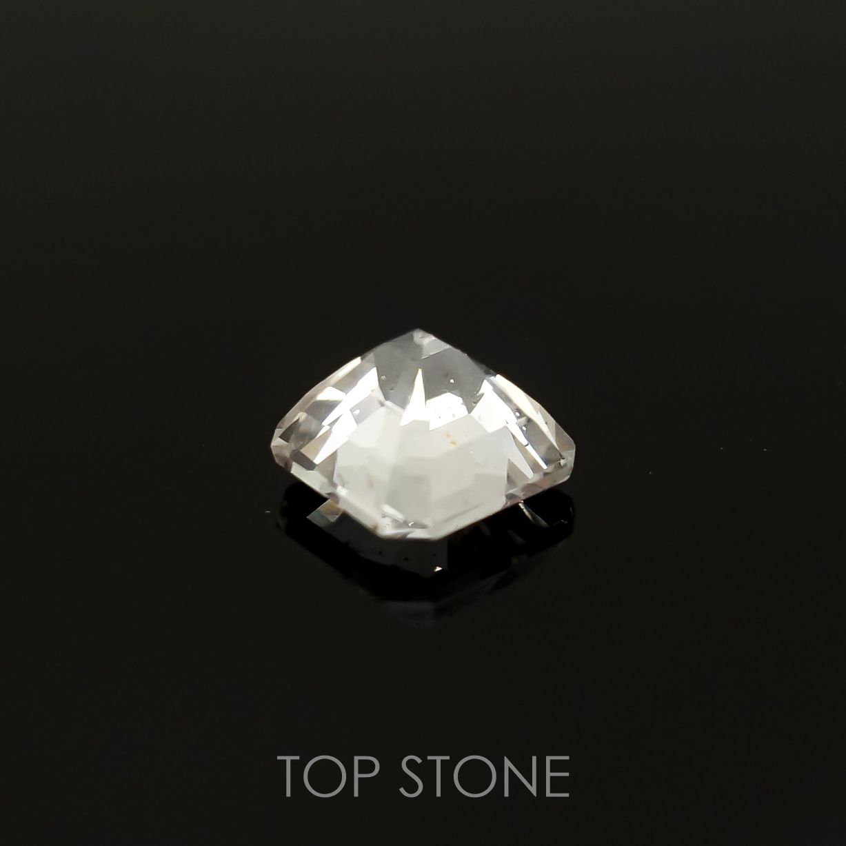 フェナカイト(宝石名フェナカイト)ロシア産 1.01ct 識別済[220515733]5.9x5.9mm前後