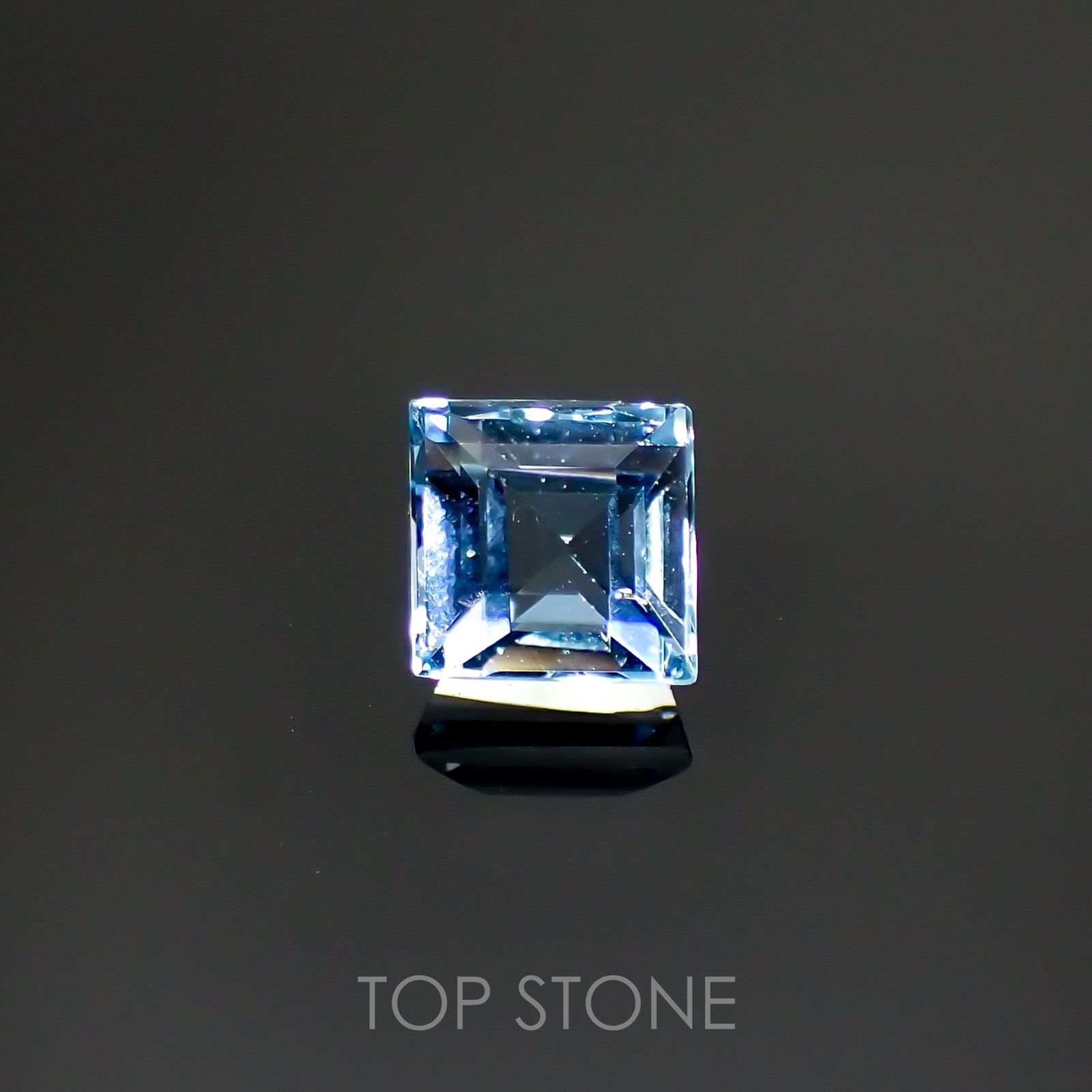 アクアマリン サンタマリアカラー(宝石名アクアマリン) モザンビーク産 0.78ct 識別済[210812598]5×5mm前後
