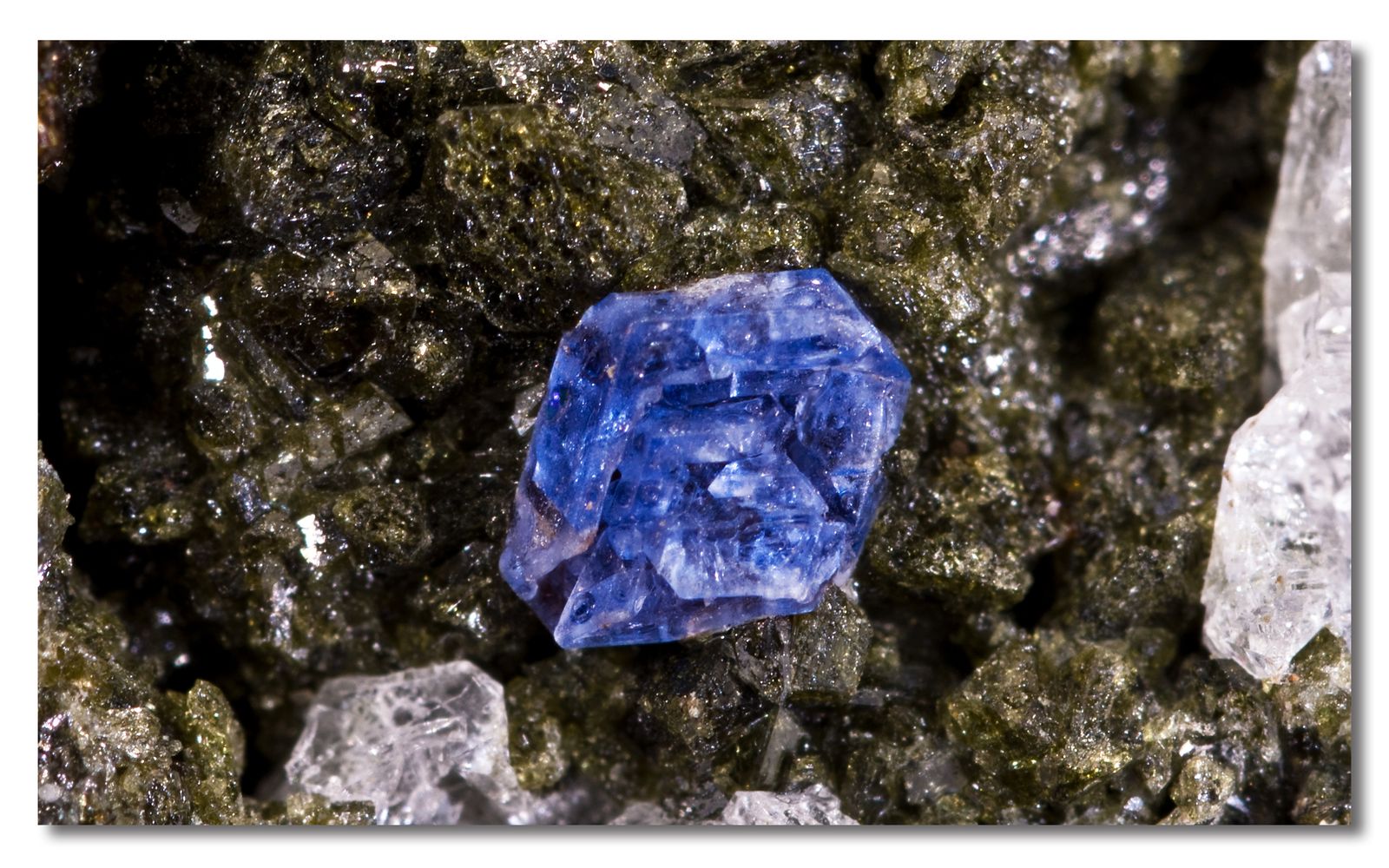 ネオンブルーの希少石アウイナイトの特徴や組成、魅力や宝石にまつわる
