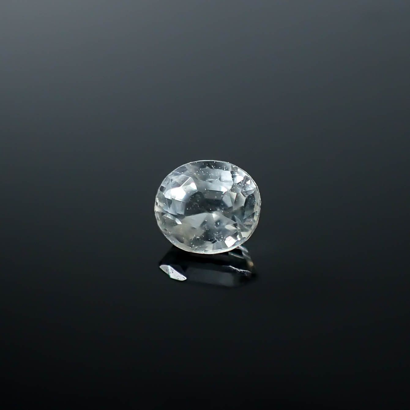 フォルステライト(宝石名フォルステライト)ビルマ産 0.22ct 識別済[250730783]3.9x3.4mm前後