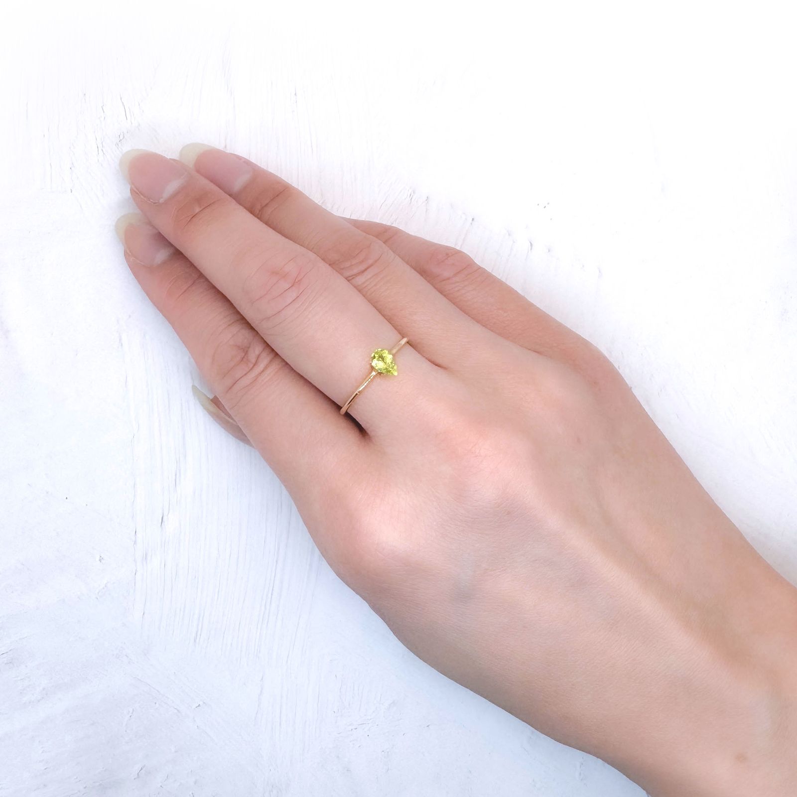 イエローゾイサイト(宝石名イエロー・ゾイサイト)タンザニア産 ソ付(彩珠) 0.371ct / 5.6x3.6mm前後 [251231471]