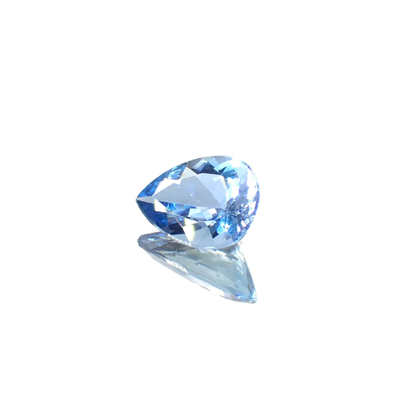 タトゥーアクアマリン ブラジル・ミナスジェライス州タトゥー鉱山産 0.53ct / 7.2x5mm前後 [240627946]