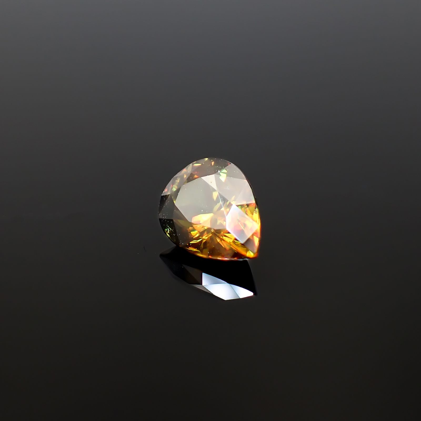 カラーチェンジスフェーン パキスタン産 1.78ct / 9.1x6.8mm前後 [260632491]