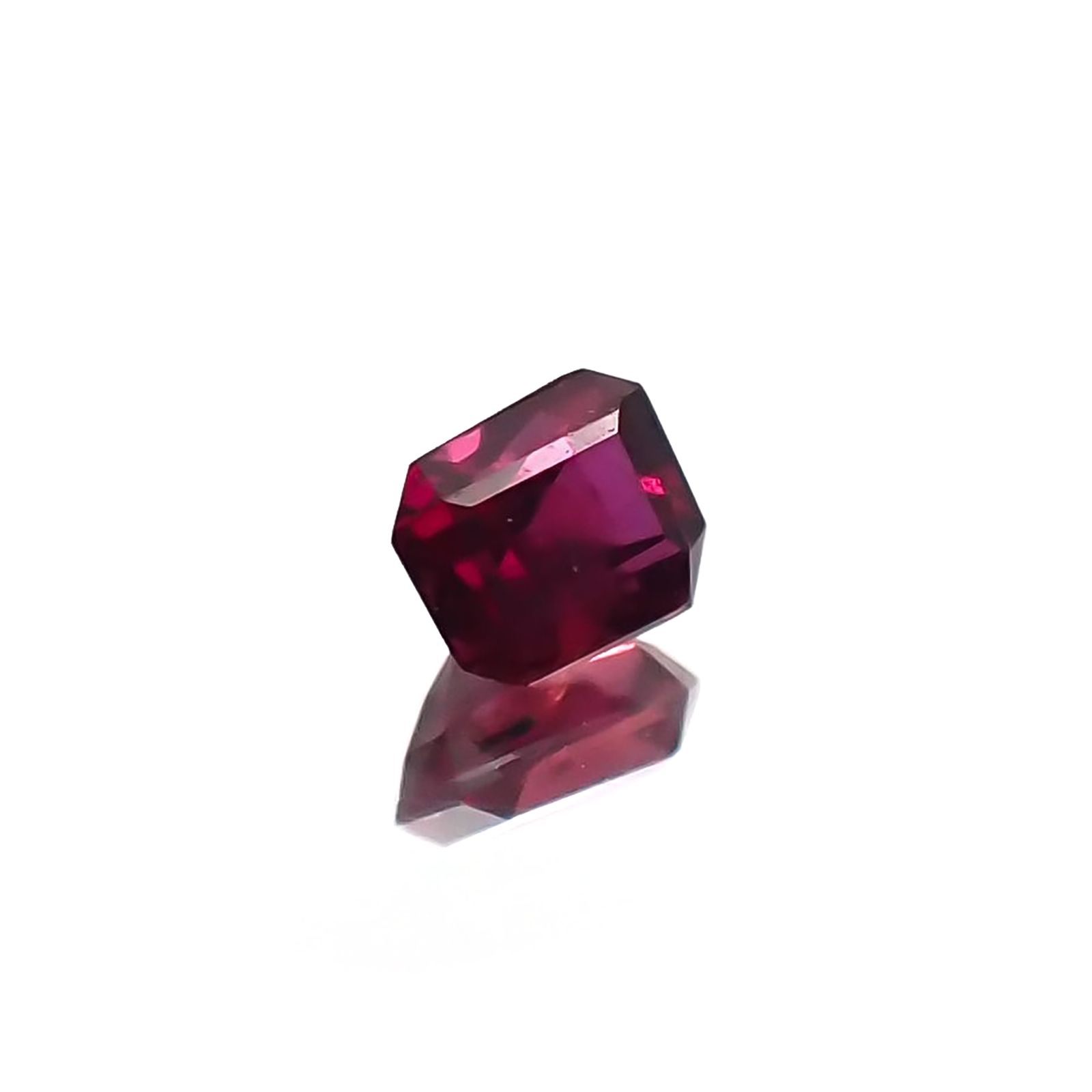 ルビー 非加熱(宝石名ルビー) マダガスカル産 識別済 0.12ct / 2.8x2.4mm前後 [210711732]