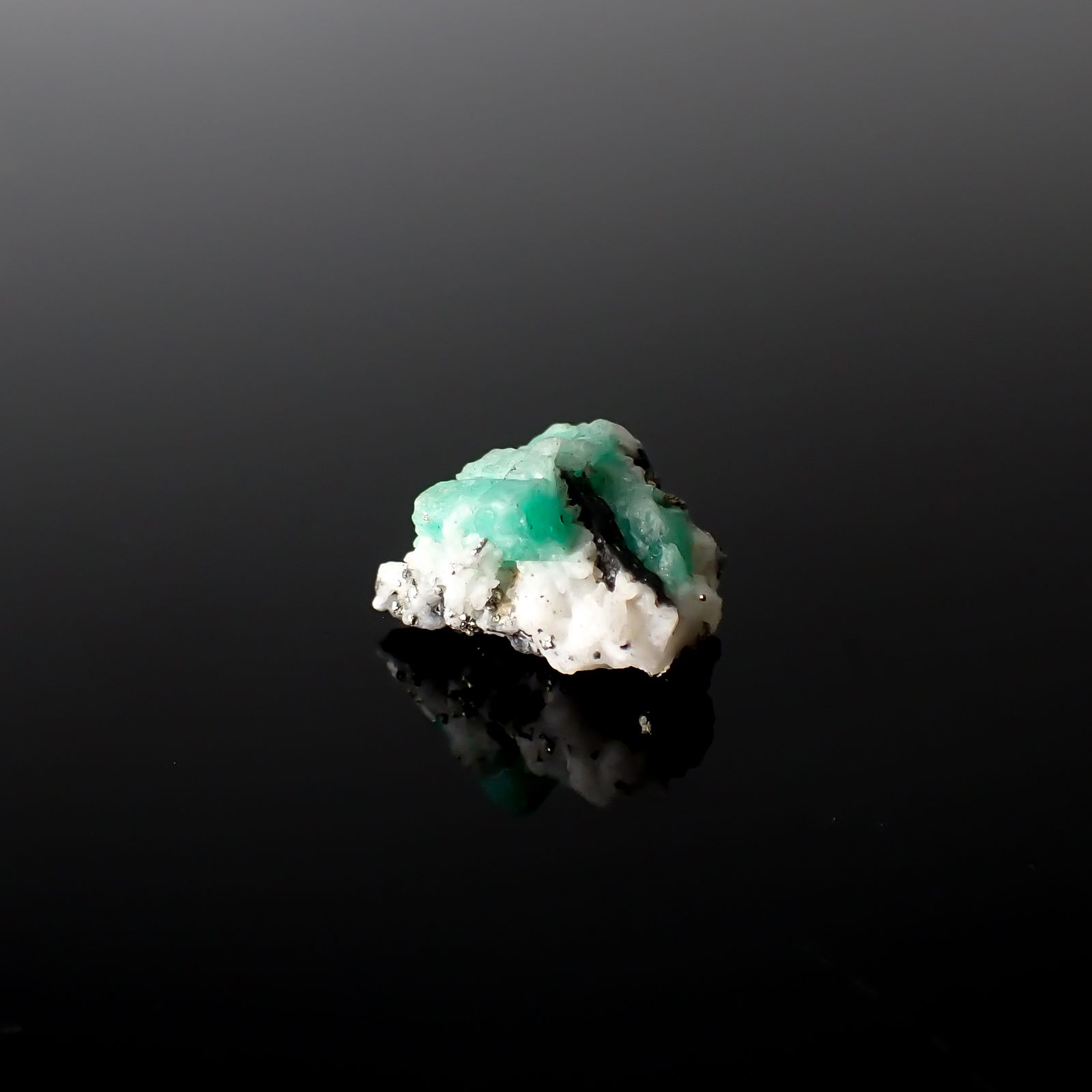 エメラルド 原石 コロンビア産 8.57ct[240427246]16.1x14mm前後