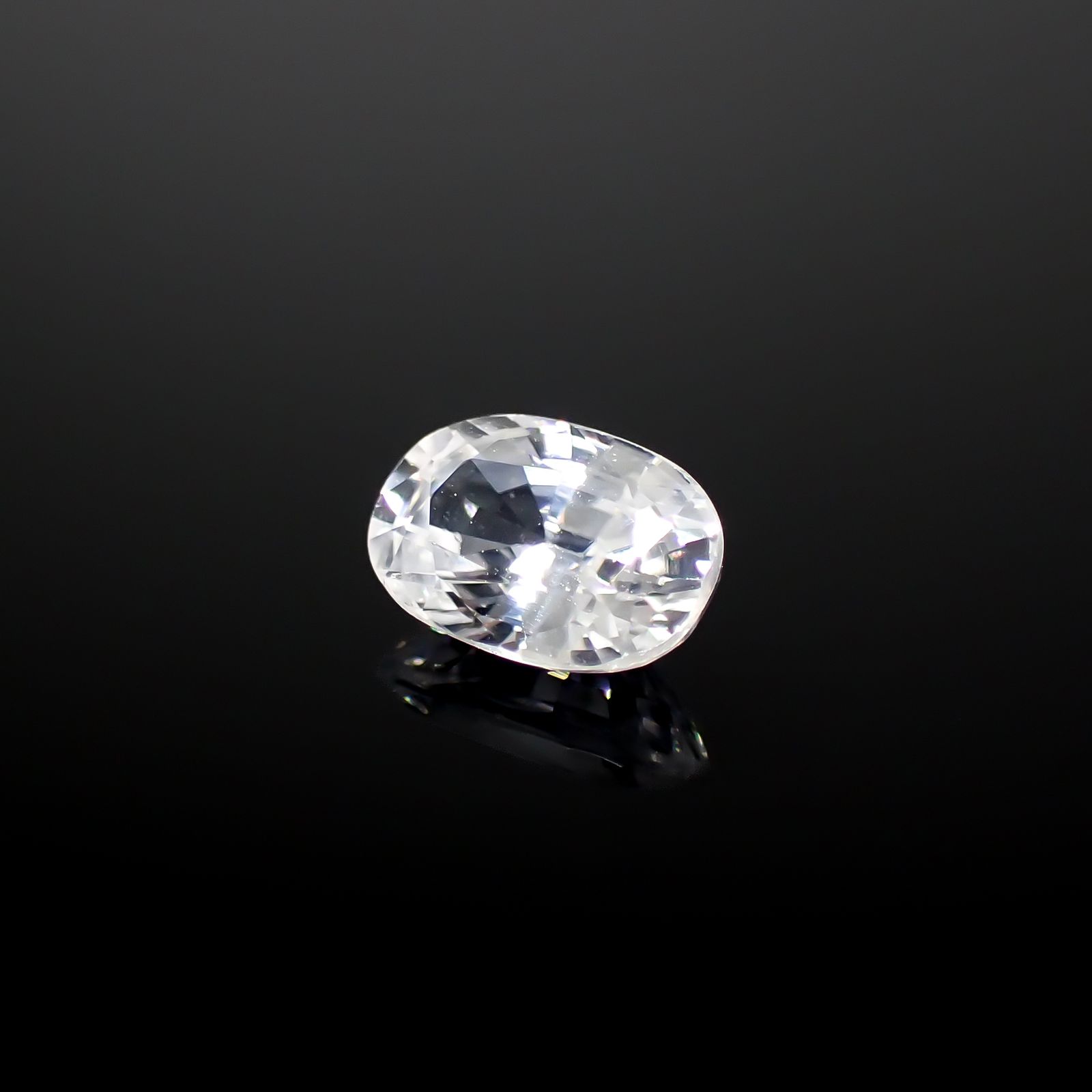 カラーレスジルコン(宝石名ジルコン)スリランカ/カンボジア産 0.80ct 識別済[240928896]6.1x4.1mm前後