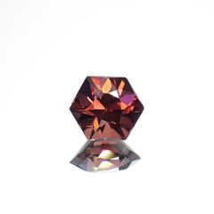 ◇ヘキサゴンカット◇レッドジルコン(宝石名ジルコン)スリランカ/カンボジア産 0.83ct 識別済[221018491]5x5mm前後