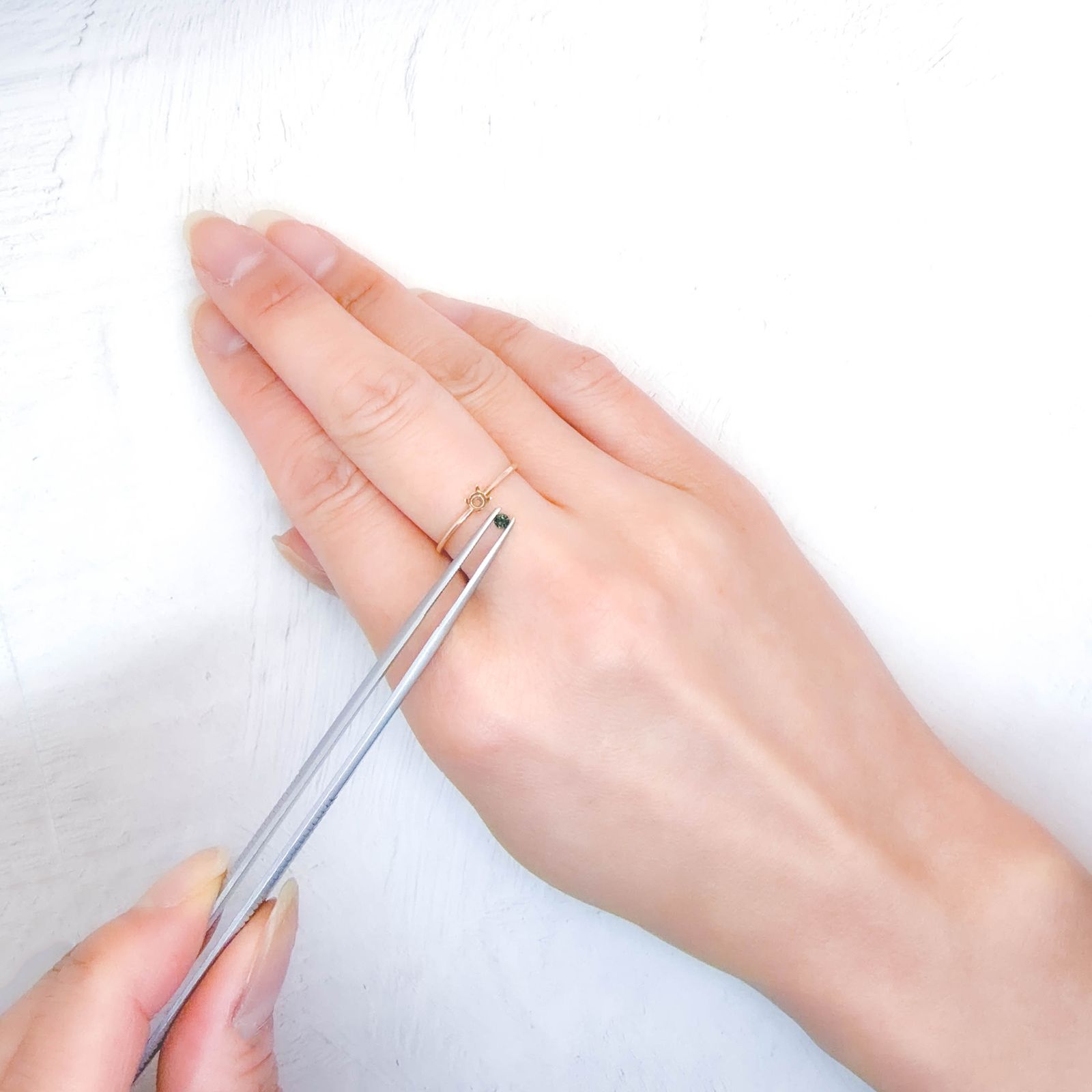 アレキサンドライト ロシア産 0.049ct / 2.1x2.1mm前後 [260131562]