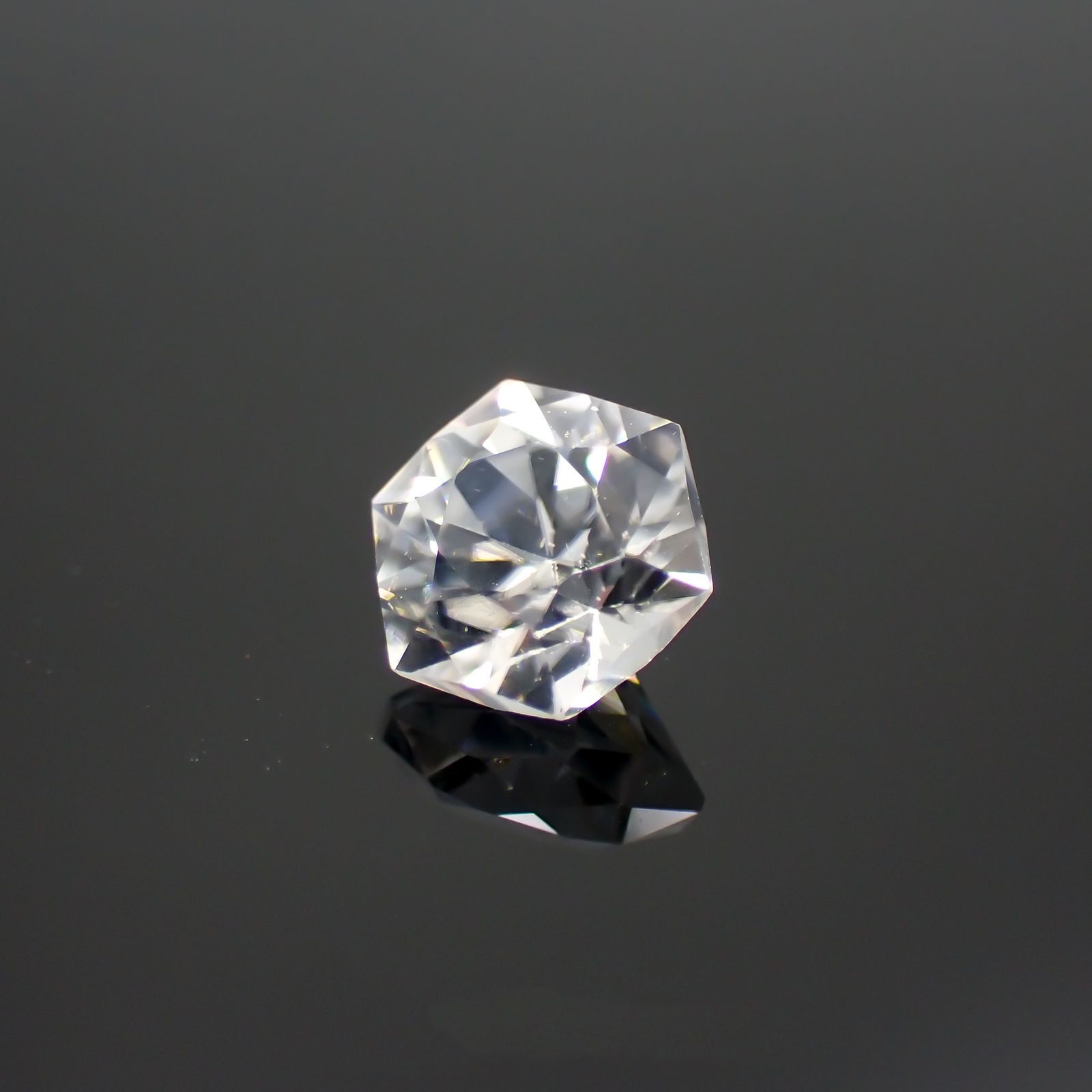 ◇ヘキサゴンカット◇カラーレスジルコン(宝石名ホワイト・ジルコン)スリランカ/カンボジア産 0.90ct 識別済[220114268]5x4.9mm前後