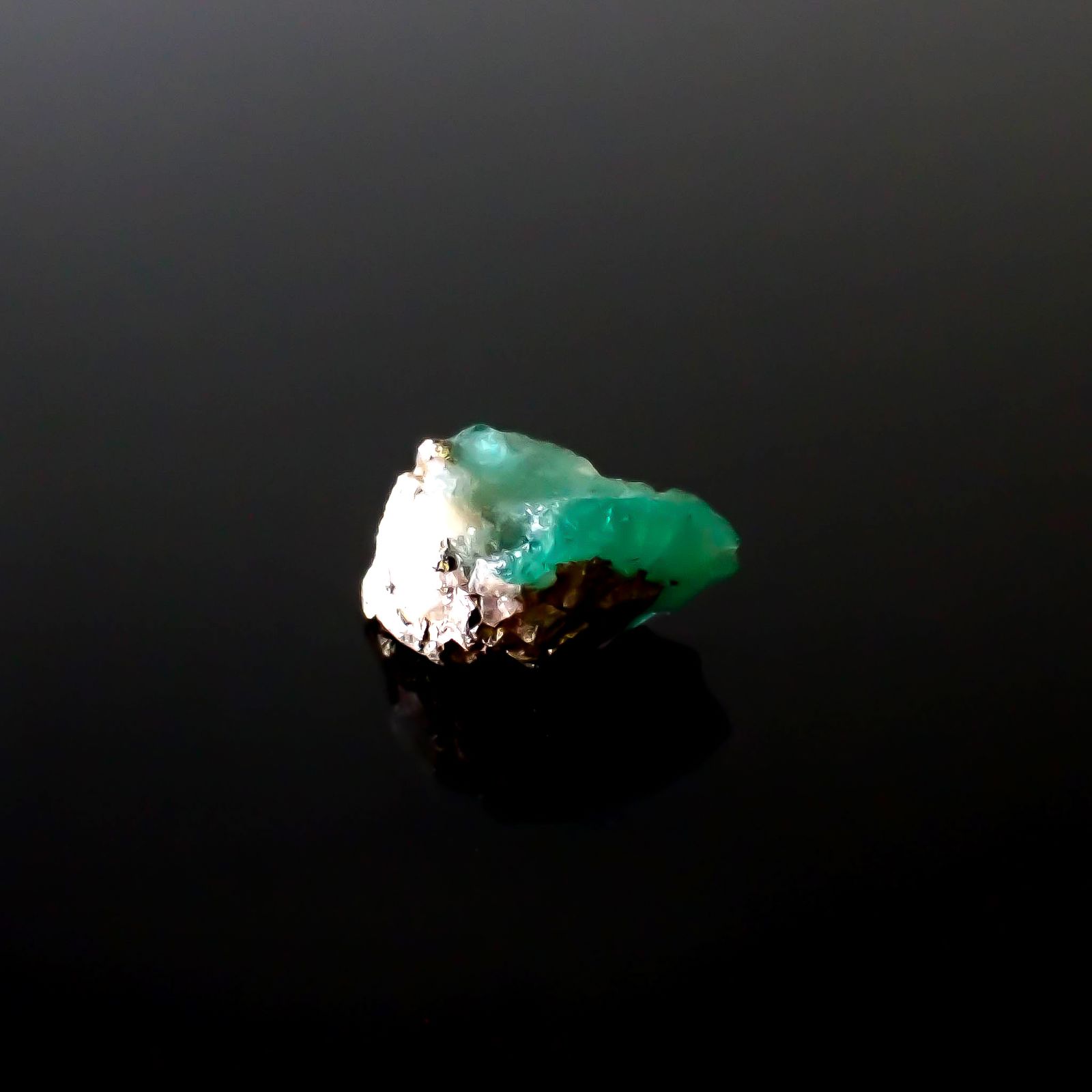 エメラルド原石 コロンビア産 5.76ct [250430178]14.4x9.3mm前後