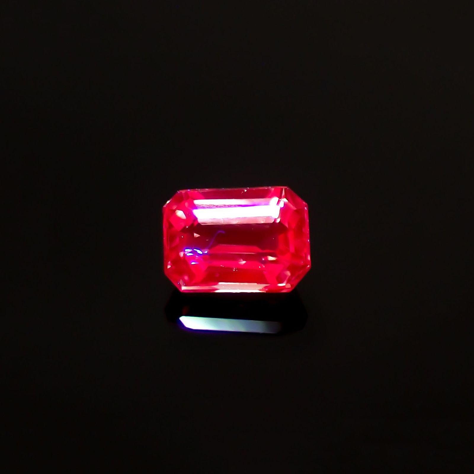 パパラチャサファイア(宝石名サファイア/別名パパラチャ・サファイア)スリランカ産 DGL鑑付 0.295ct / 4.07x2.99mm前後 [220616470]
