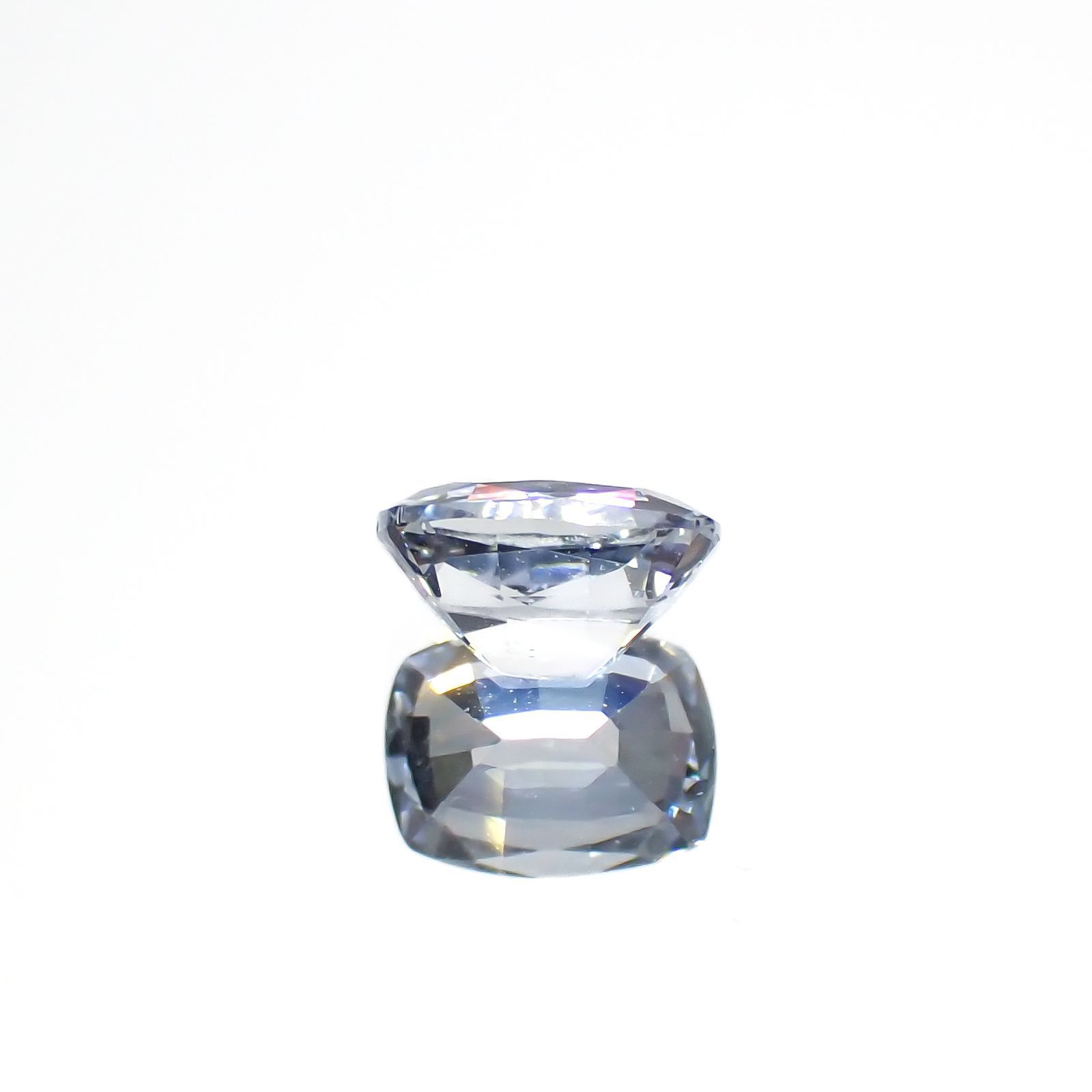 アイスブルーサファイア(宝石名サファイア)スリランカ/マダガスカル産 0.68ct 識別済[220817456]5.7x4.3mm前後