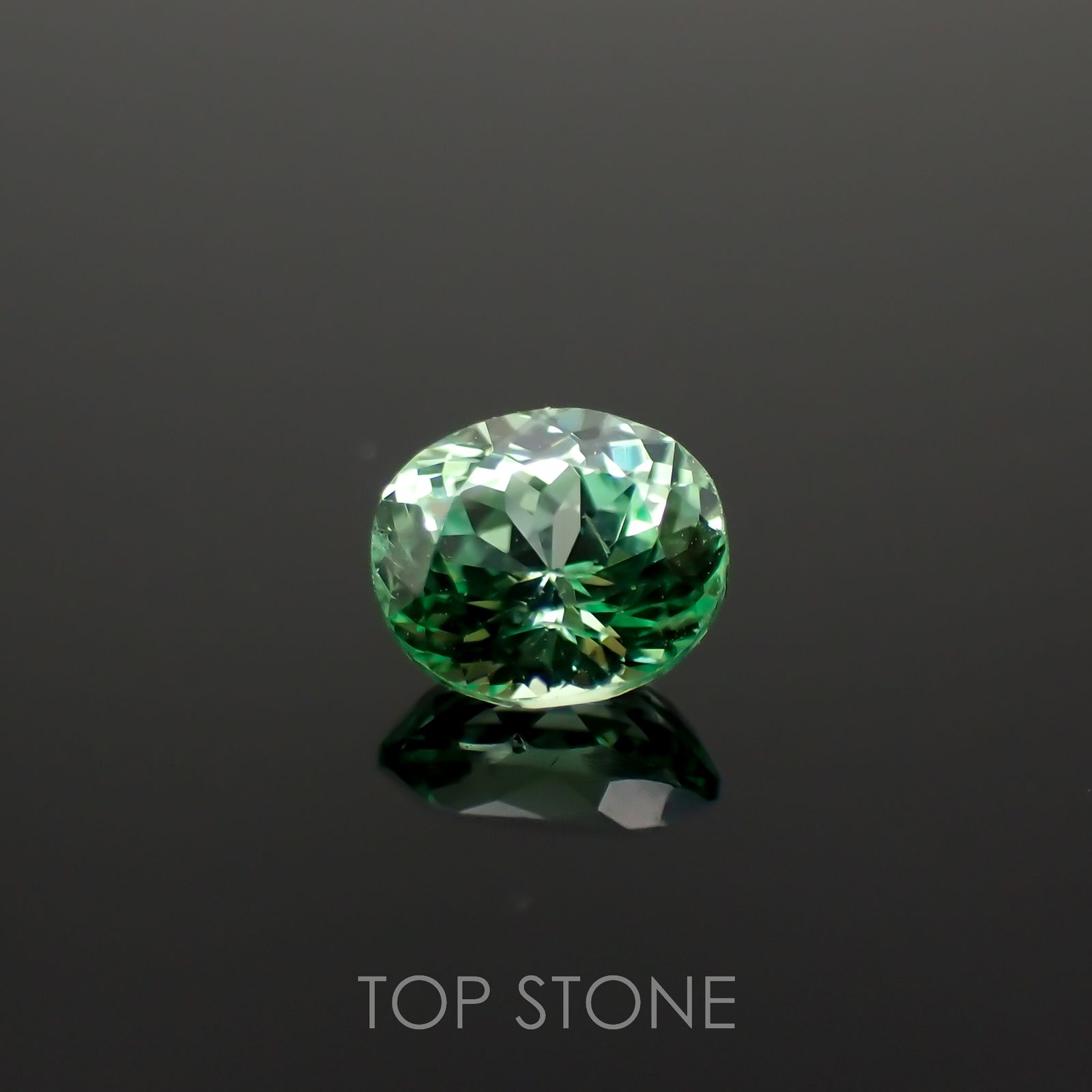 ミントガーネット(宝石名グリーン グロッシュラー・ガーネット)タンザニア産 0.56ct 識別済[221018628]5.2x4.4mm前後