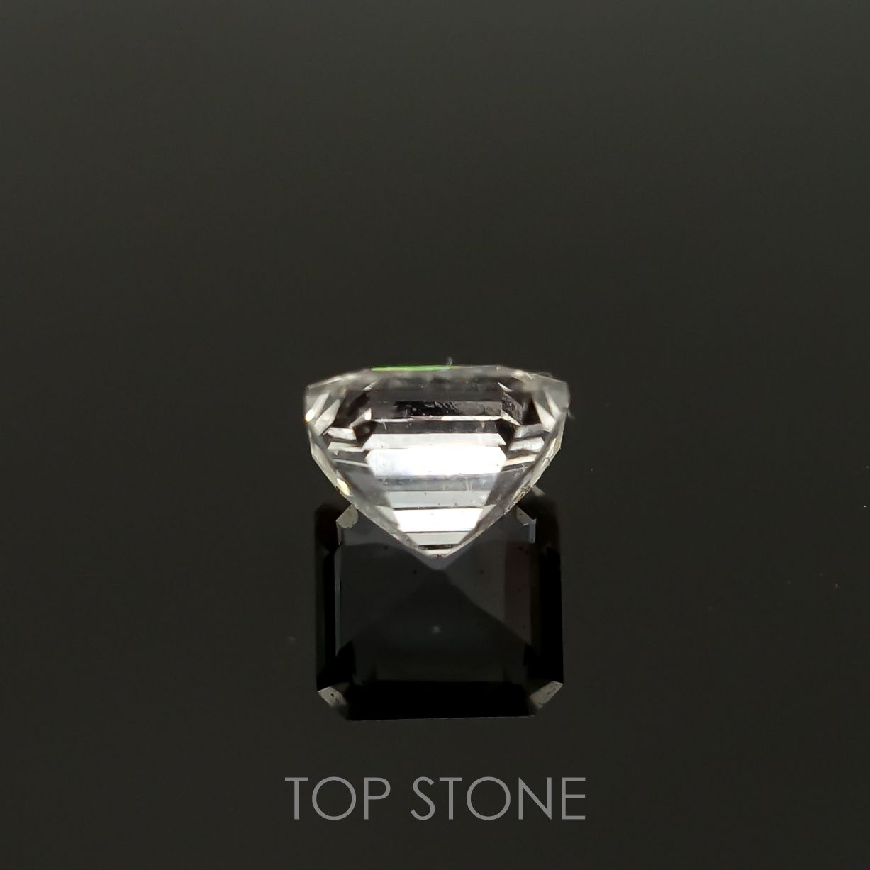 フェナカイト(宝石名フェナカイト)ロシア産 1.01ct 識別済[220515733]5.9x5.9mm前後