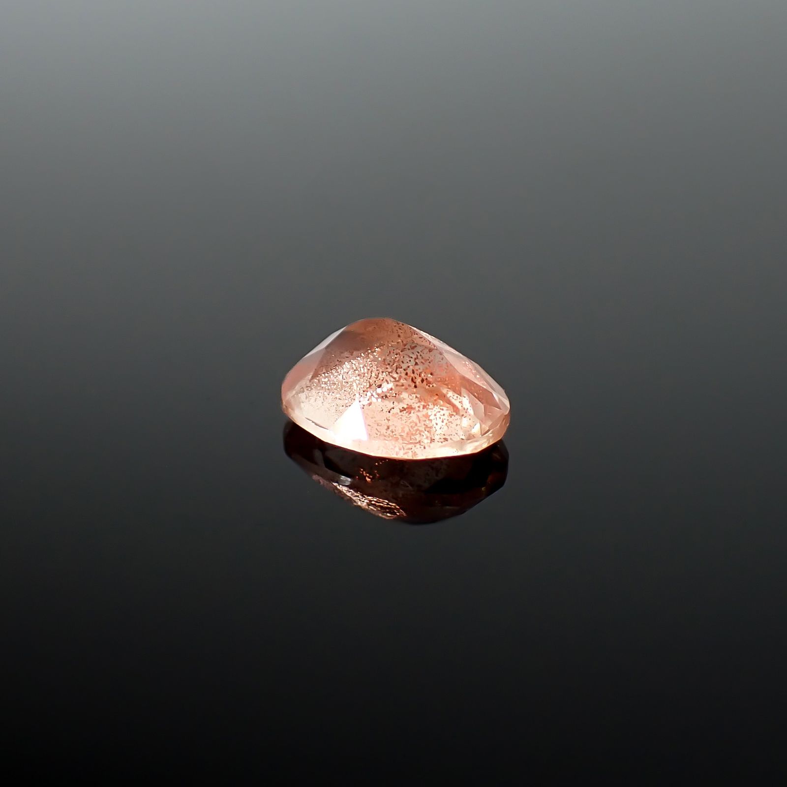オレゴンサンストーン アメリカ・オレゴン州産 0.62ct / 6.7x4.8mm前後 [260732643]