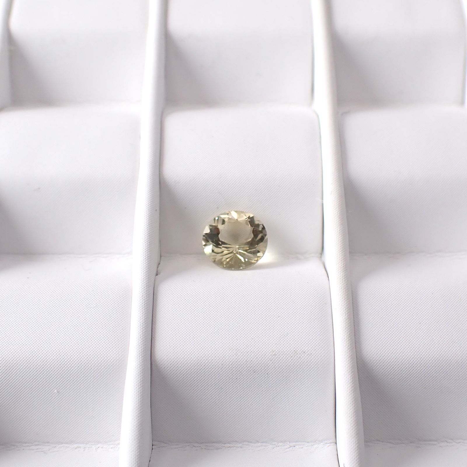 イエロースキャポライト(宝石名イエロー・スキャポライト)タンザニア産 識別済 0.45ct / 5.1x5.1mm前後 [251118025]