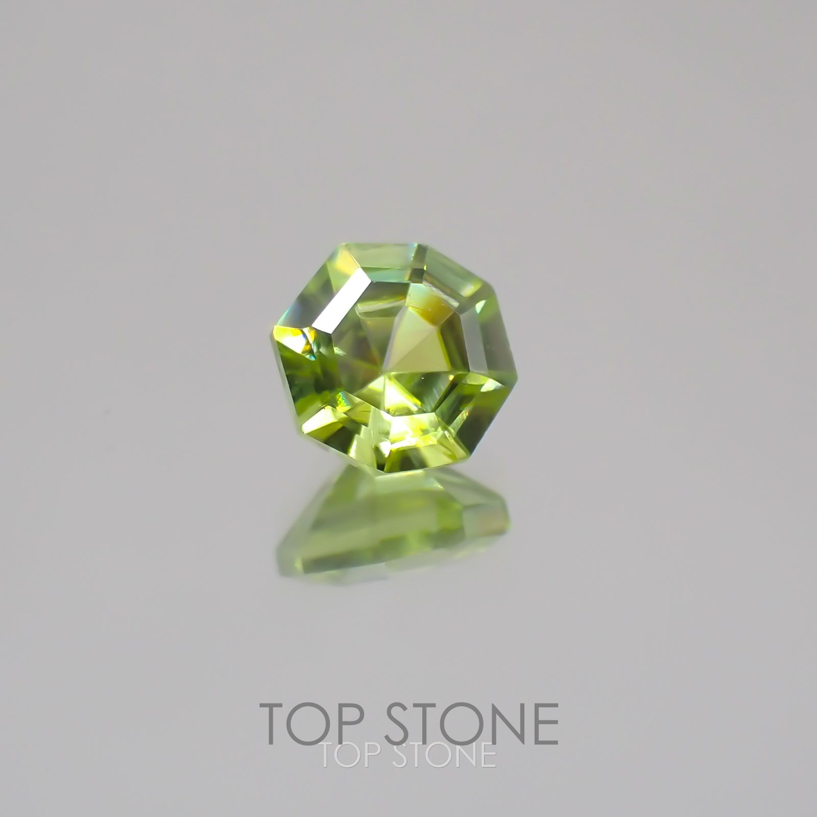 ◇オクタゴンカット◇ スフェーン  マダガスカル産 ルース 0.63ct[21019420]5×5mm前後
