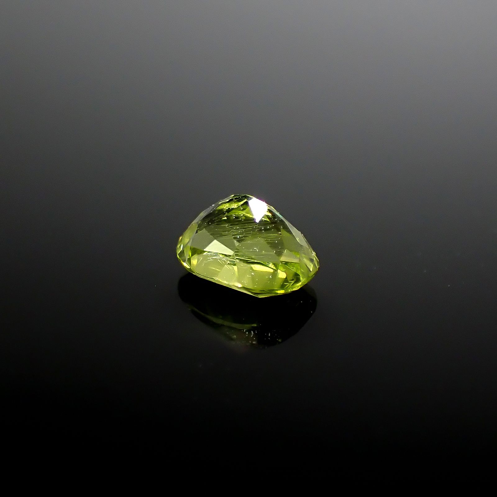 パラサイティックペリドット インドネシア・ジェパラ産 0.58ct [250730814]5.6x4.2mm前後