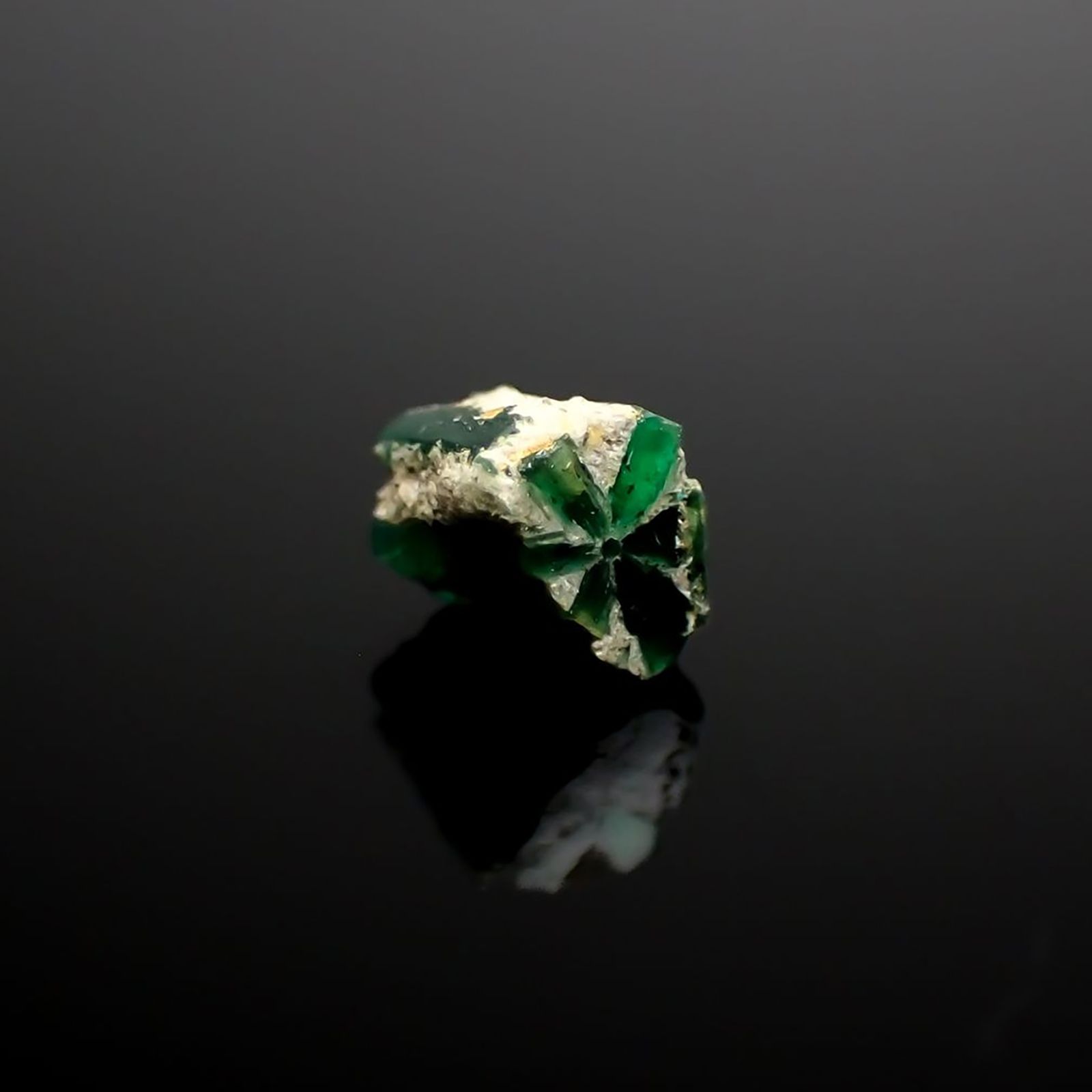 逆トラピッチェエメラルド 原石 コロンビア産 0.51ct / 4.1x3.5mm前後 [240627843]