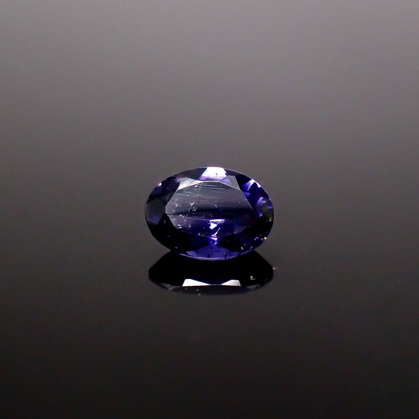 アイオライトサンストーン インド/ブラジル産 0.67ct / 6.9x5.1mm前後 [260231675]