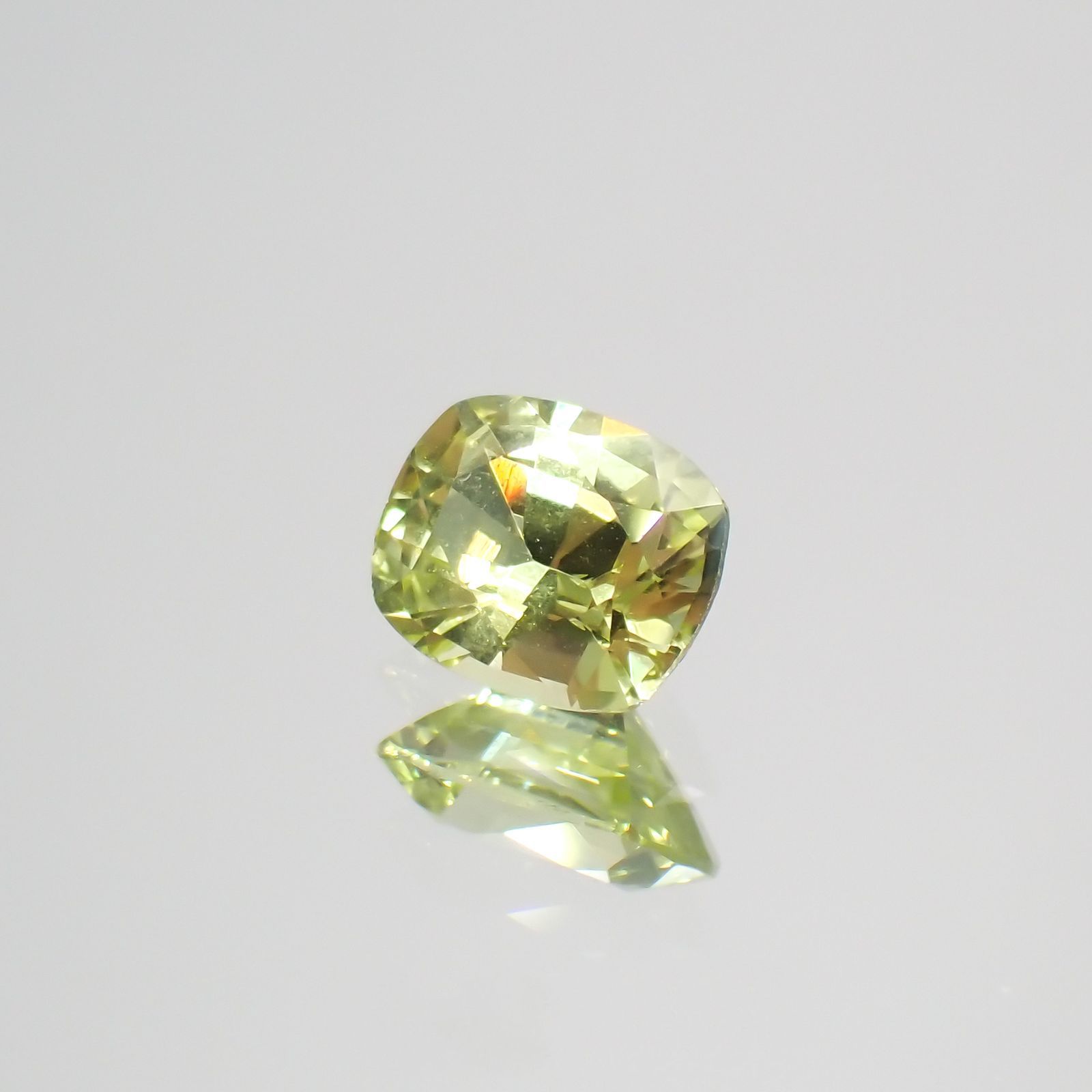 クリソベリル(宝石名クリソベリル)マダガスカル産 0.69ct 識別済[220114499]5.8x4.6mm前後